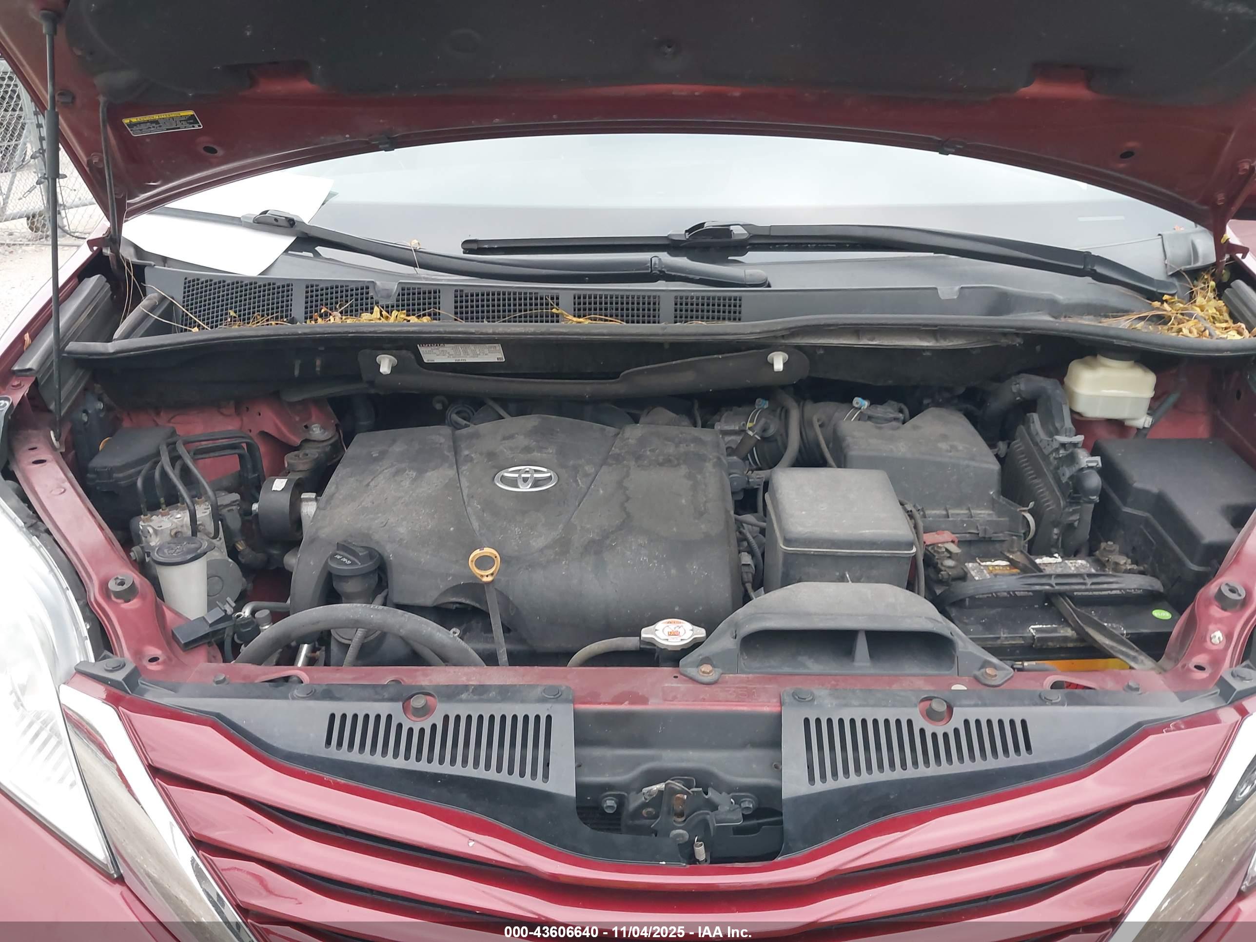 TOYOTA SIENNA image 10