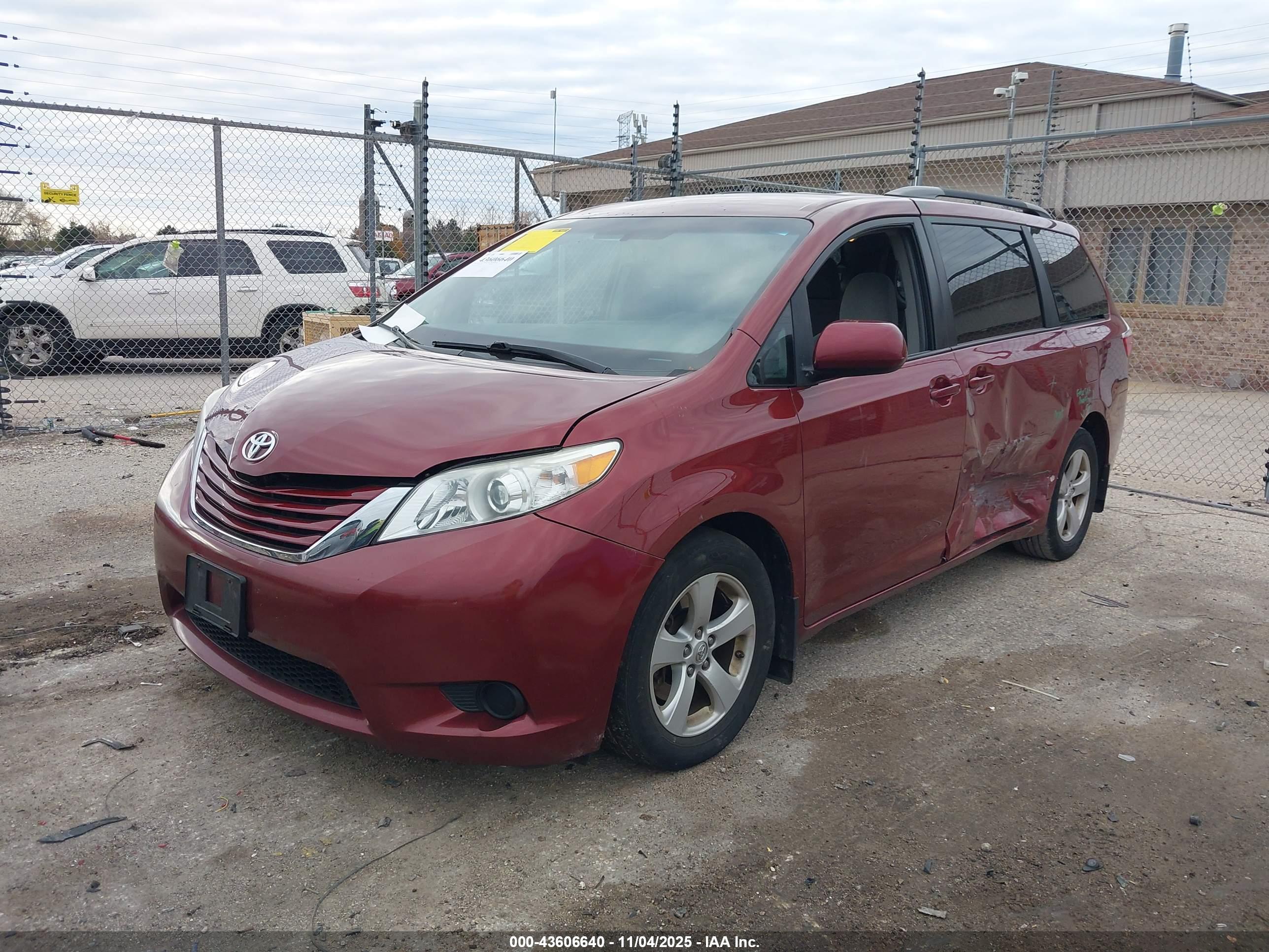 TOYOTA SIENNA image 2