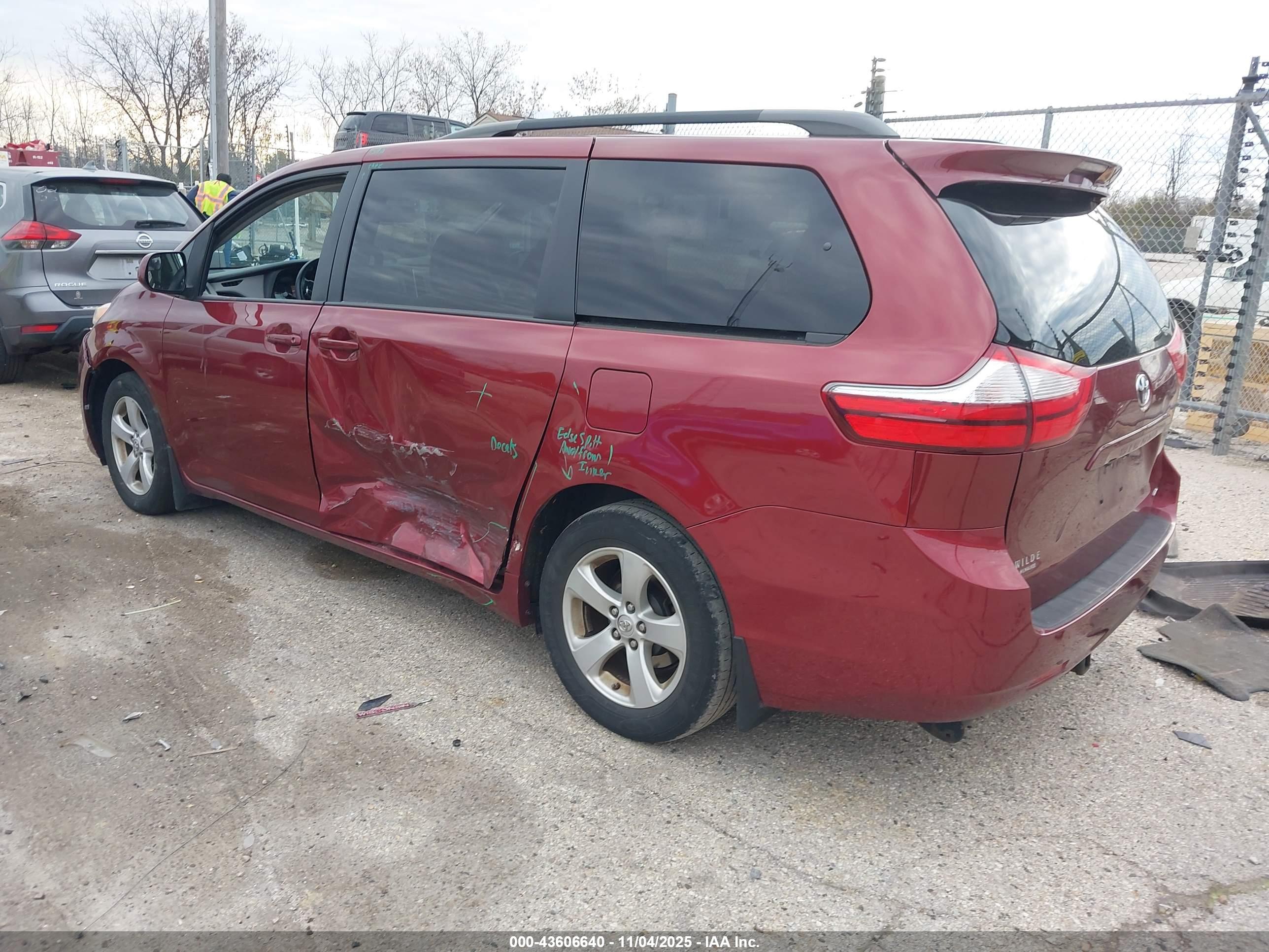 TOYOTA SIENNA image 3