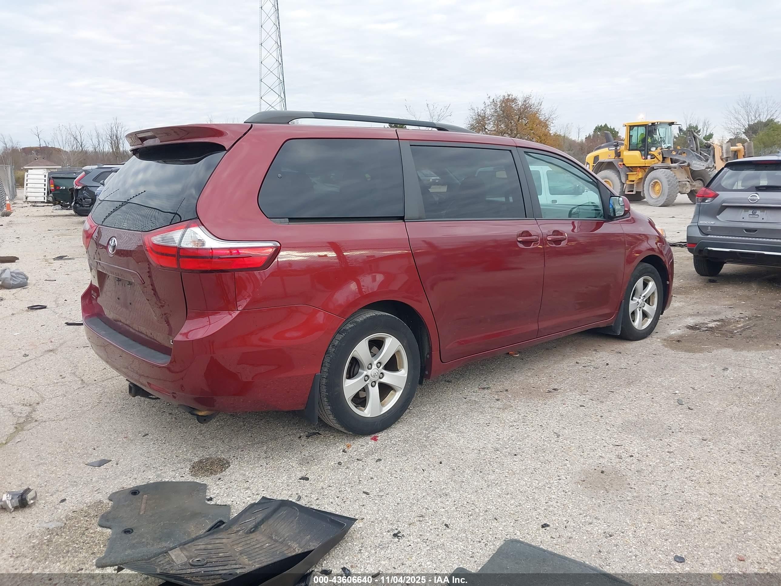 TOYOTA SIENNA image 4