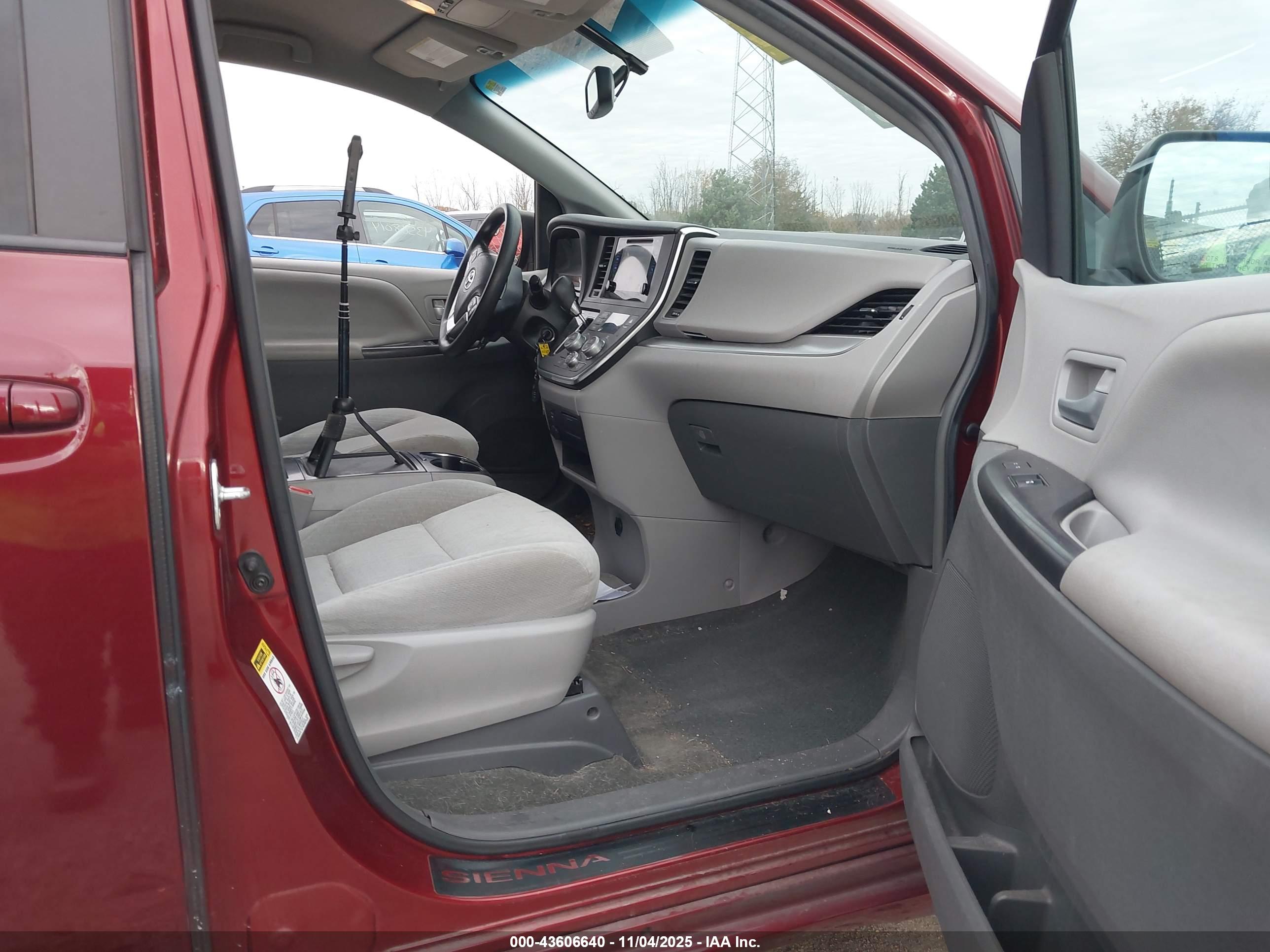 TOYOTA SIENNA image 5
