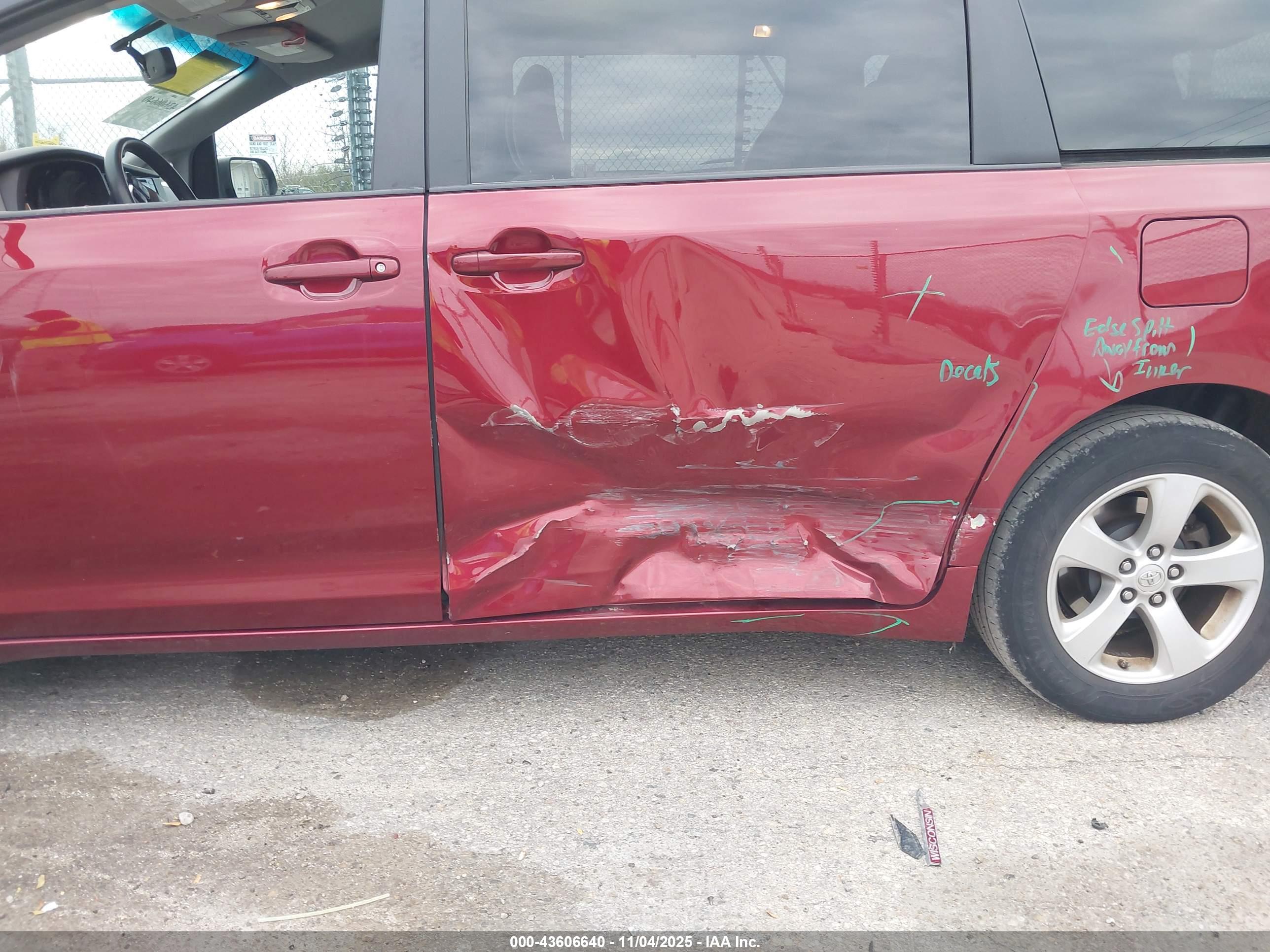 TOYOTA SIENNA image 6