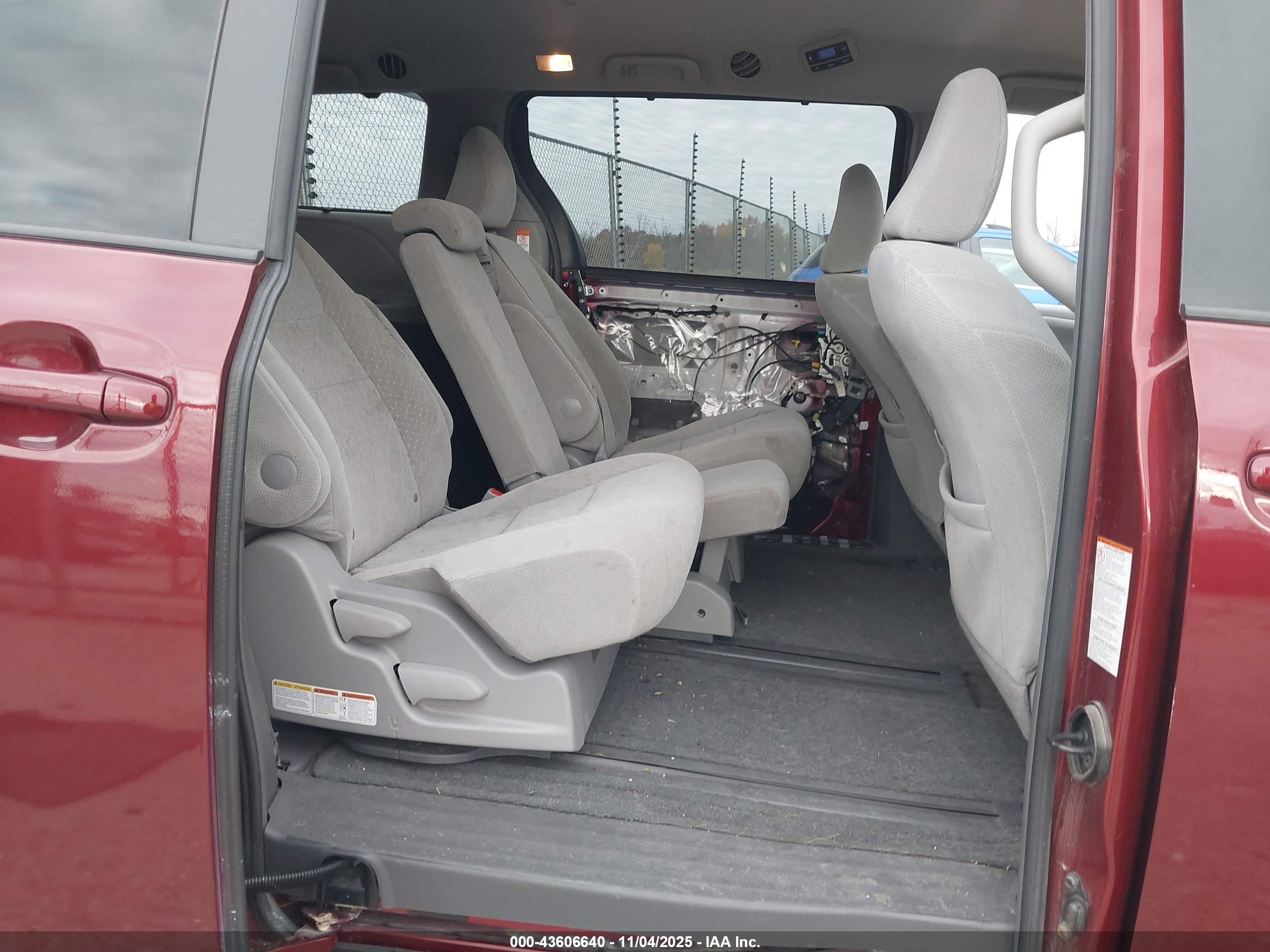 TOYOTA SIENNA image 8