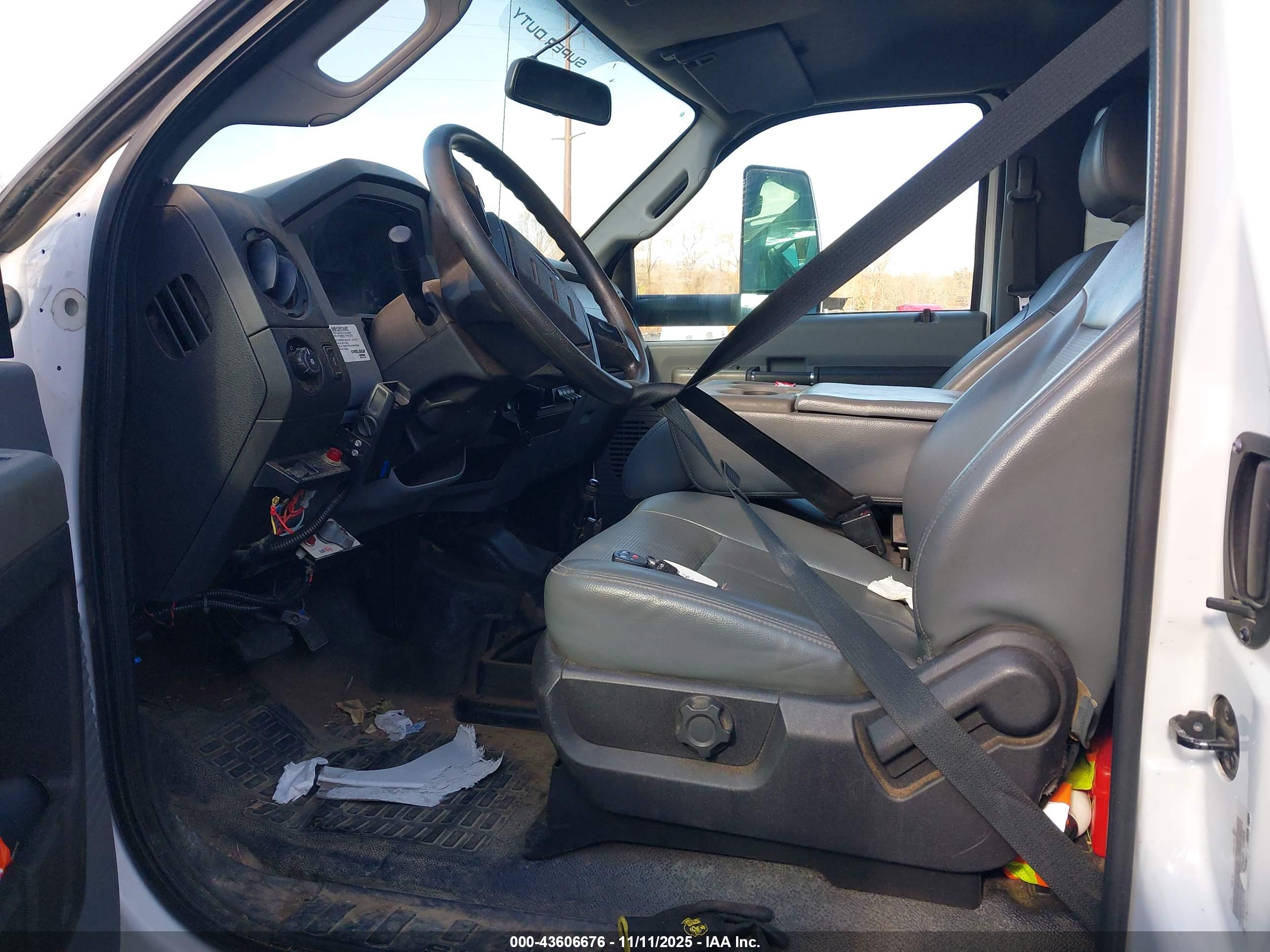 FORD F-650 image 8