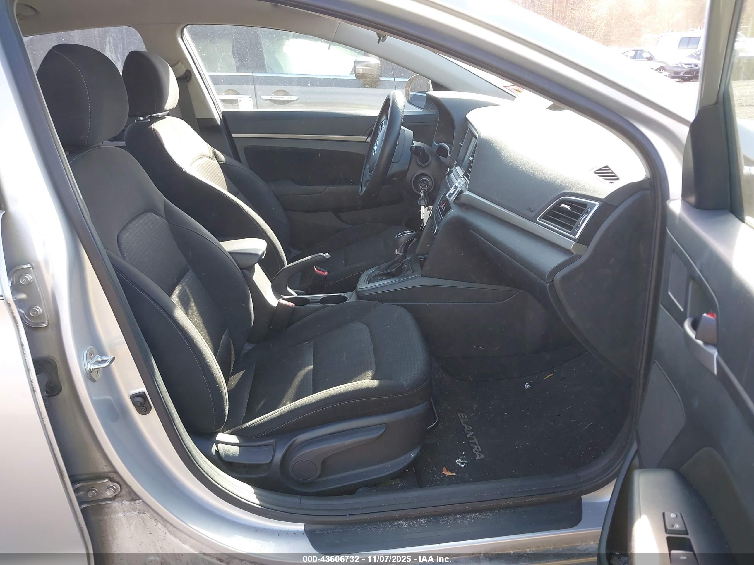 HYUNDAI ELANTRA image 5