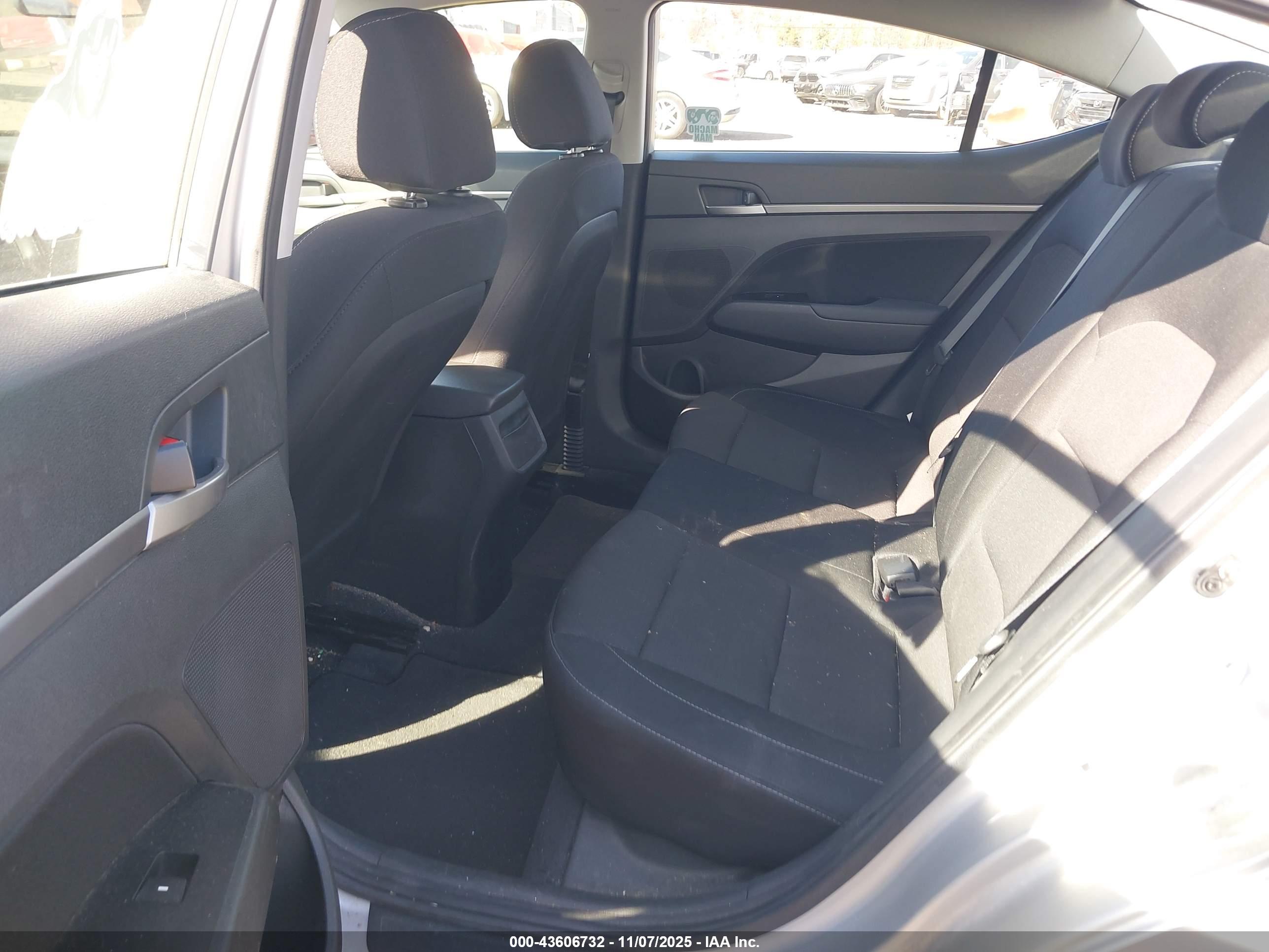 HYUNDAI ELANTRA image 8