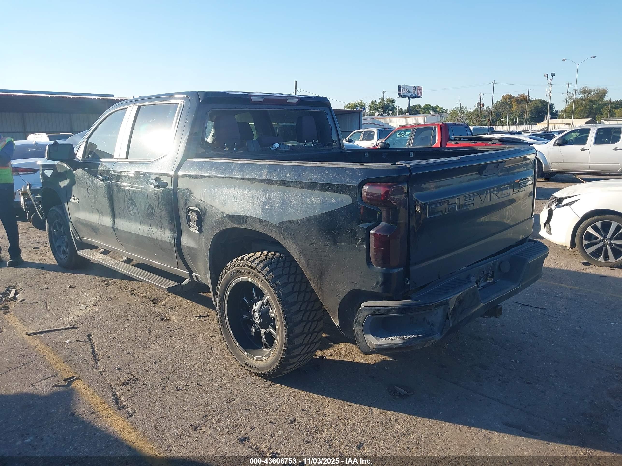 CHEVROLET SILVERADO image 3