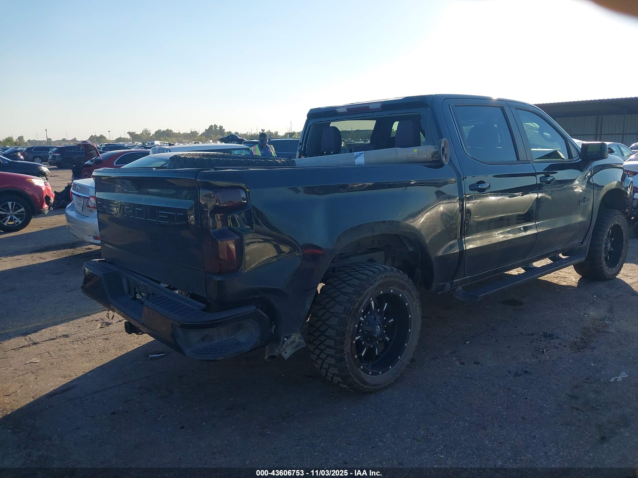 CHEVROLET SILVERADO image 4