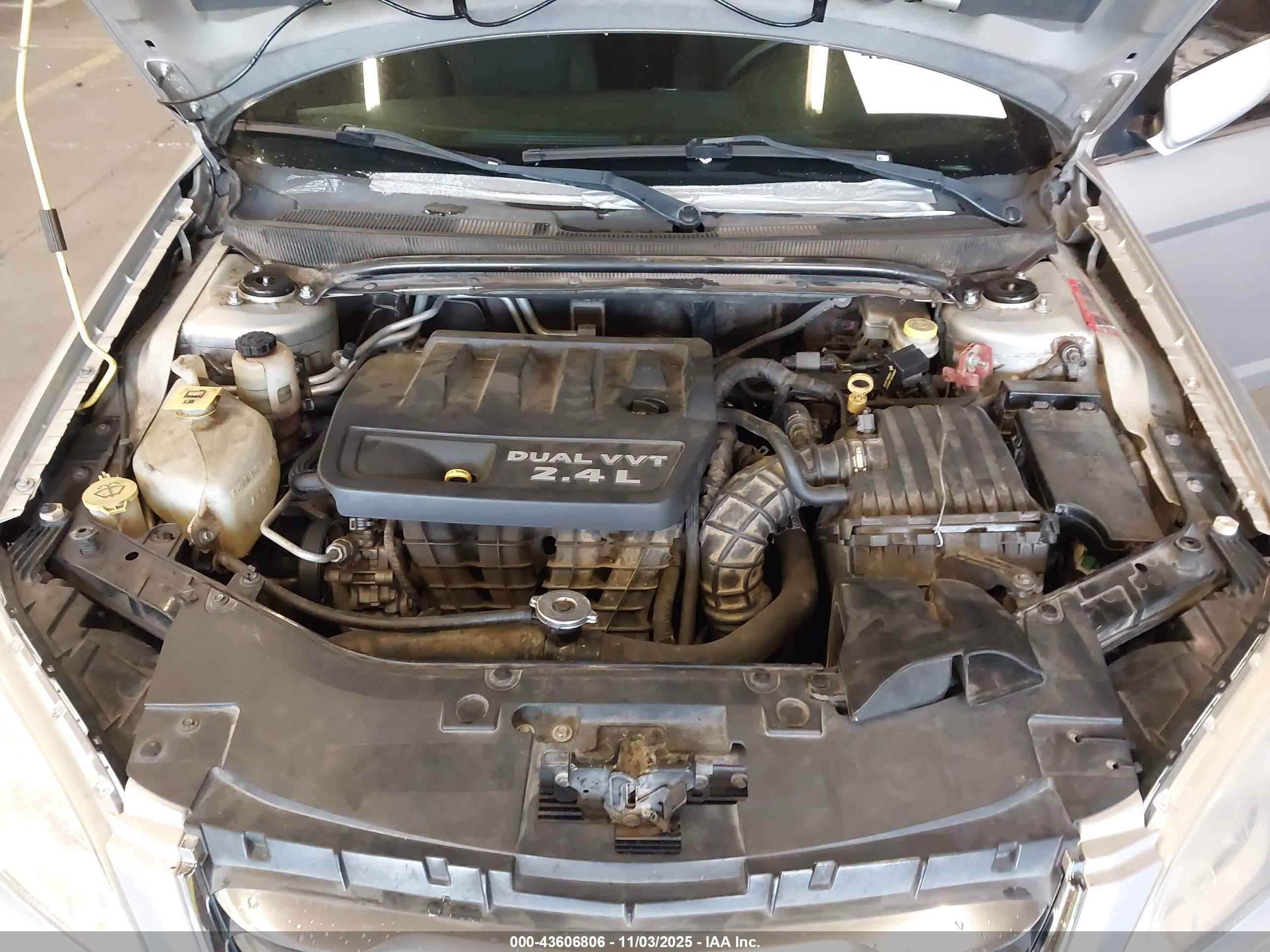 CHRYSLER 200 image 10