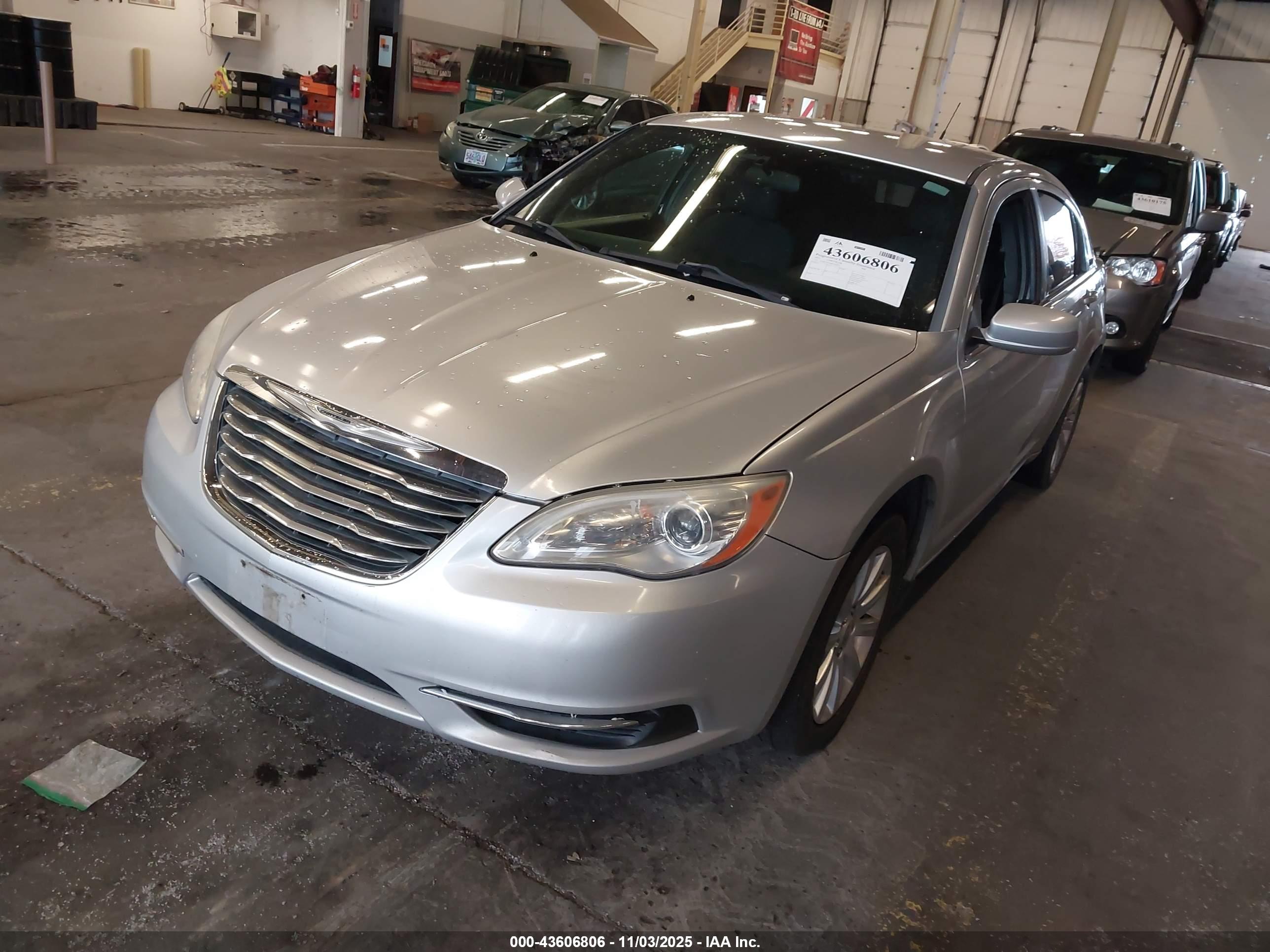 CHRYSLER 200 image 2