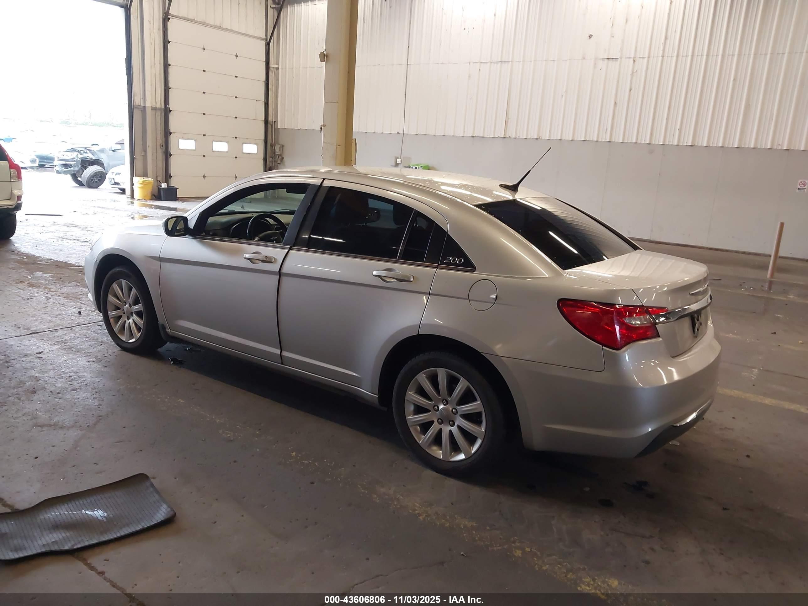 CHRYSLER 200 image 3