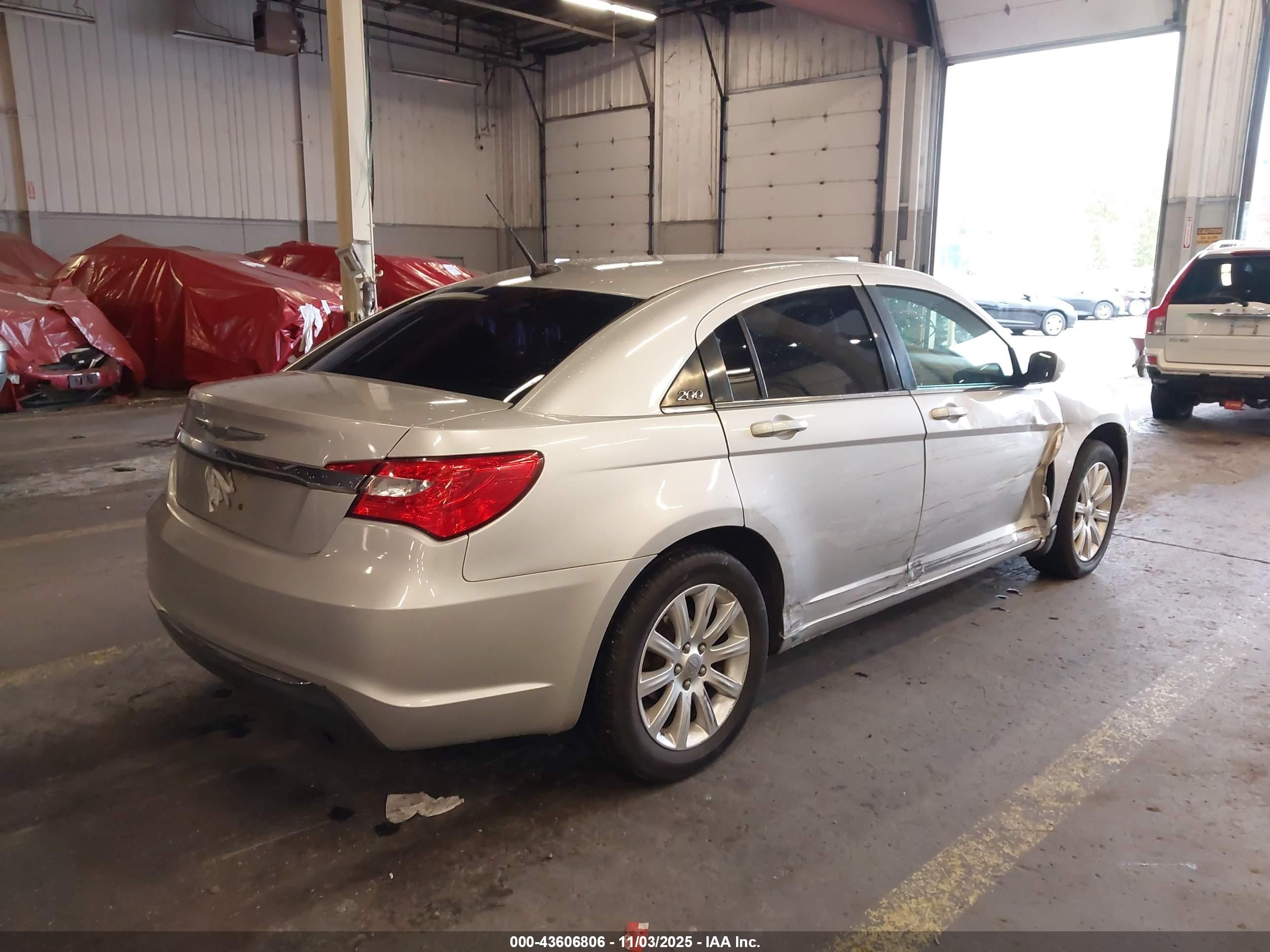 CHRYSLER 200 image 4