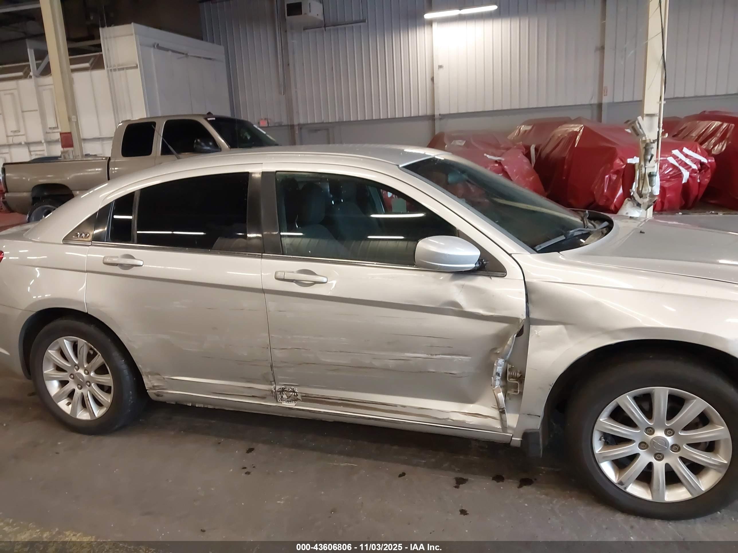 CHRYSLER 200 image 6