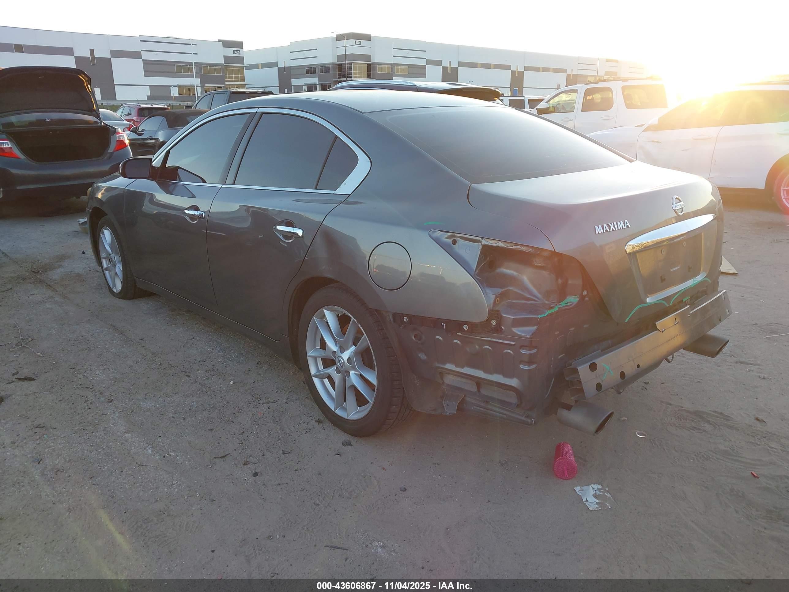 NISSAN MAXIMA image 3