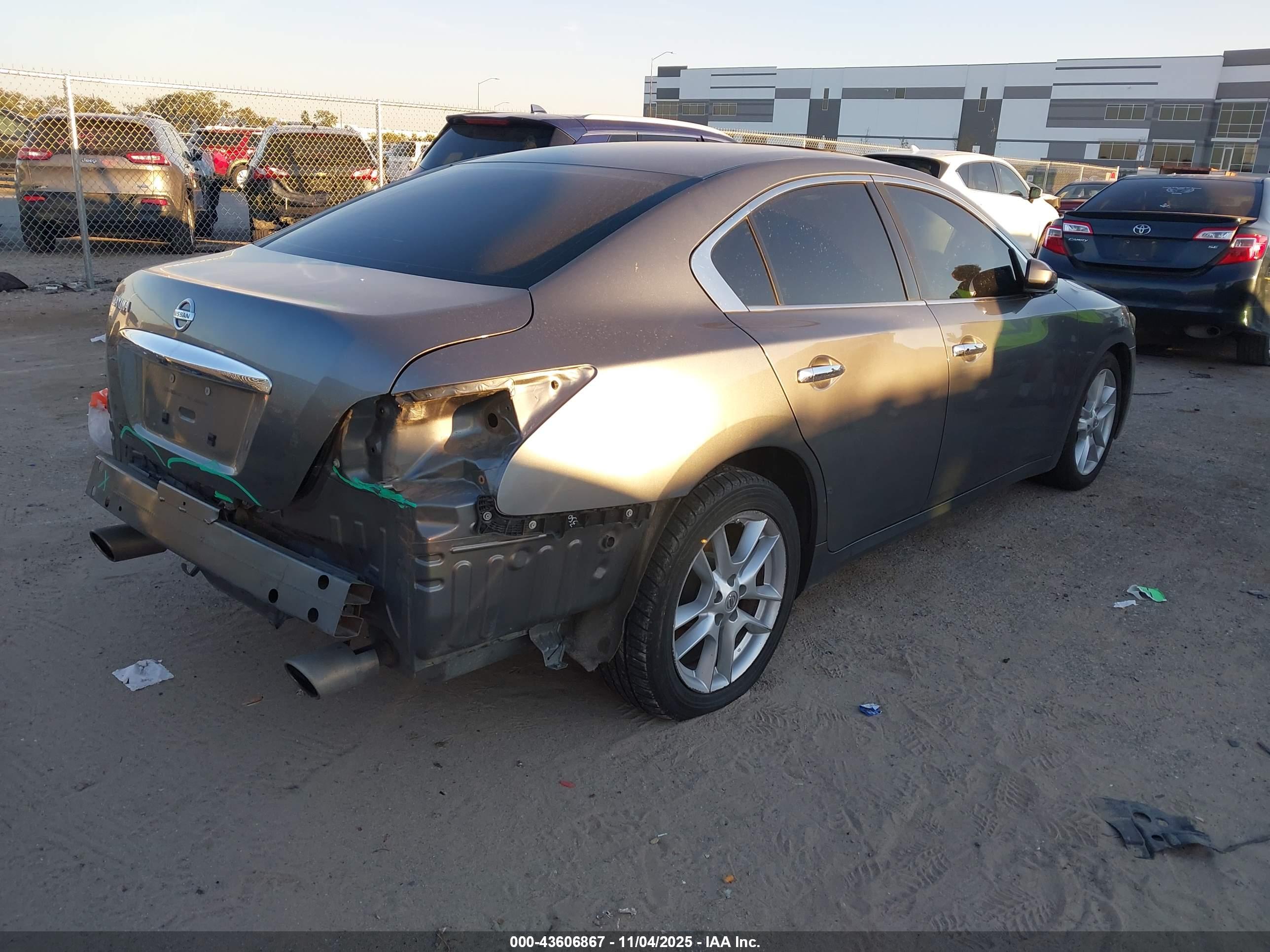 NISSAN MAXIMA image 4
