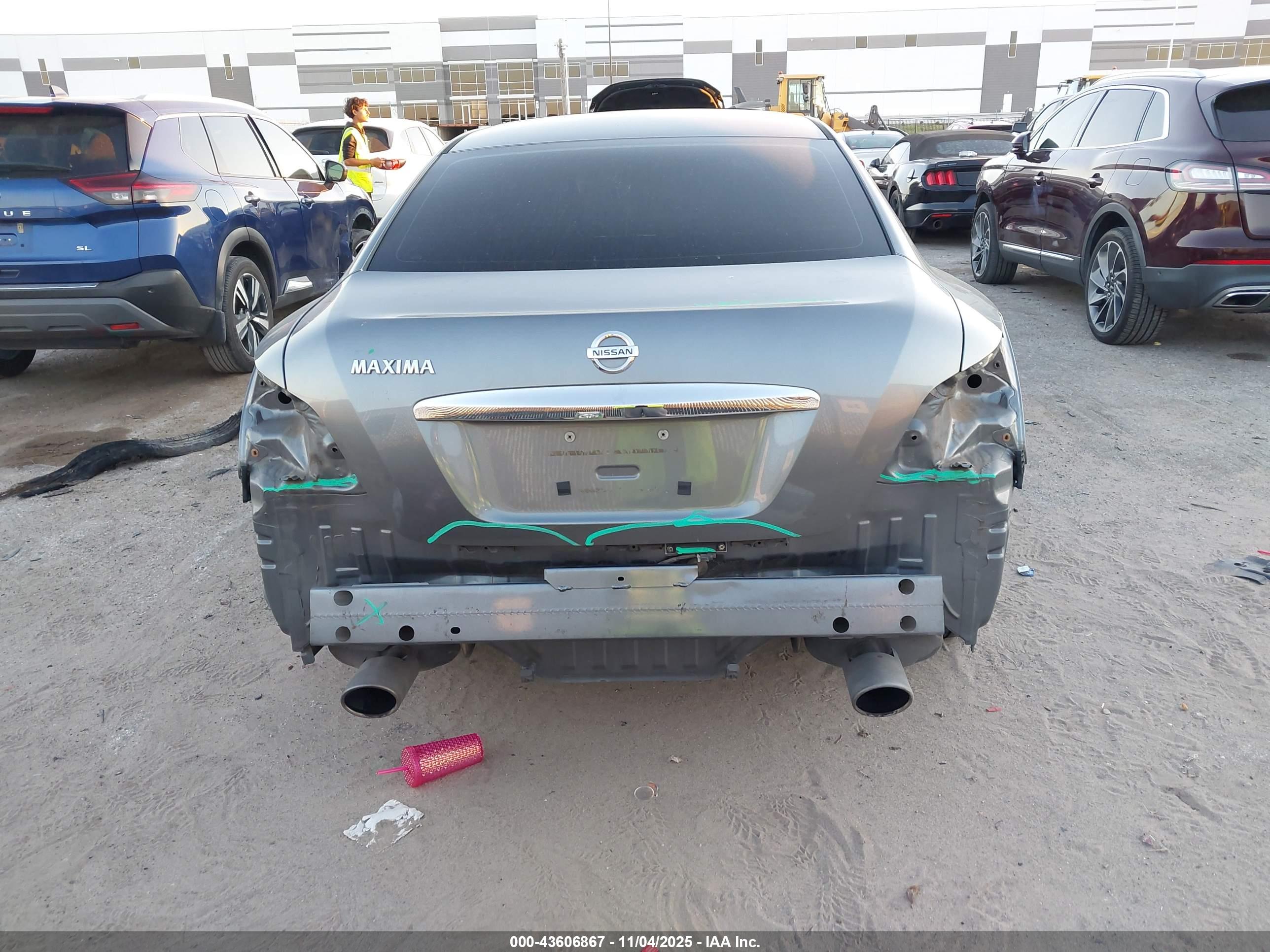 NISSAN MAXIMA image 6