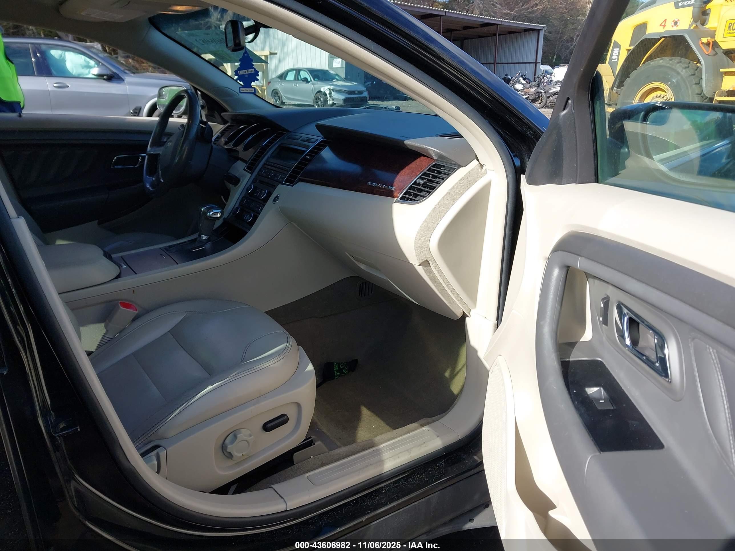 FORD TAURUS image 5
