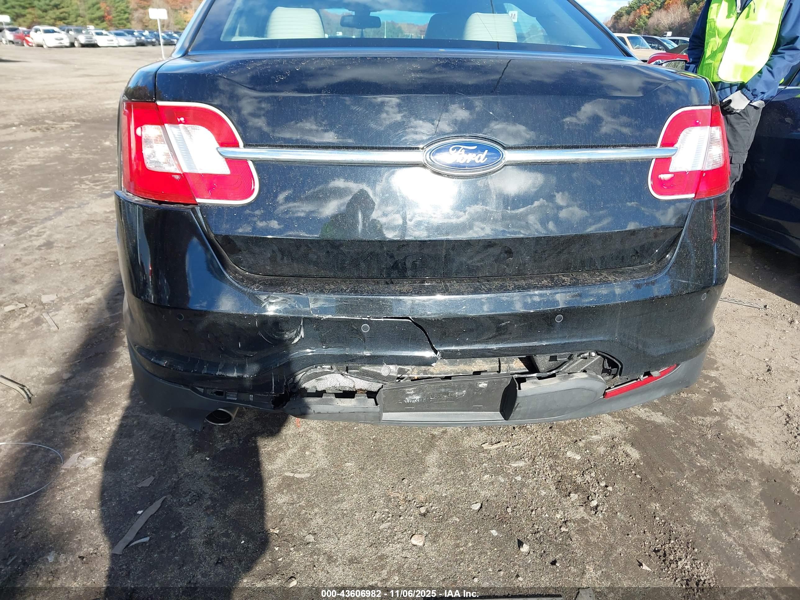 FORD TAURUS image 6