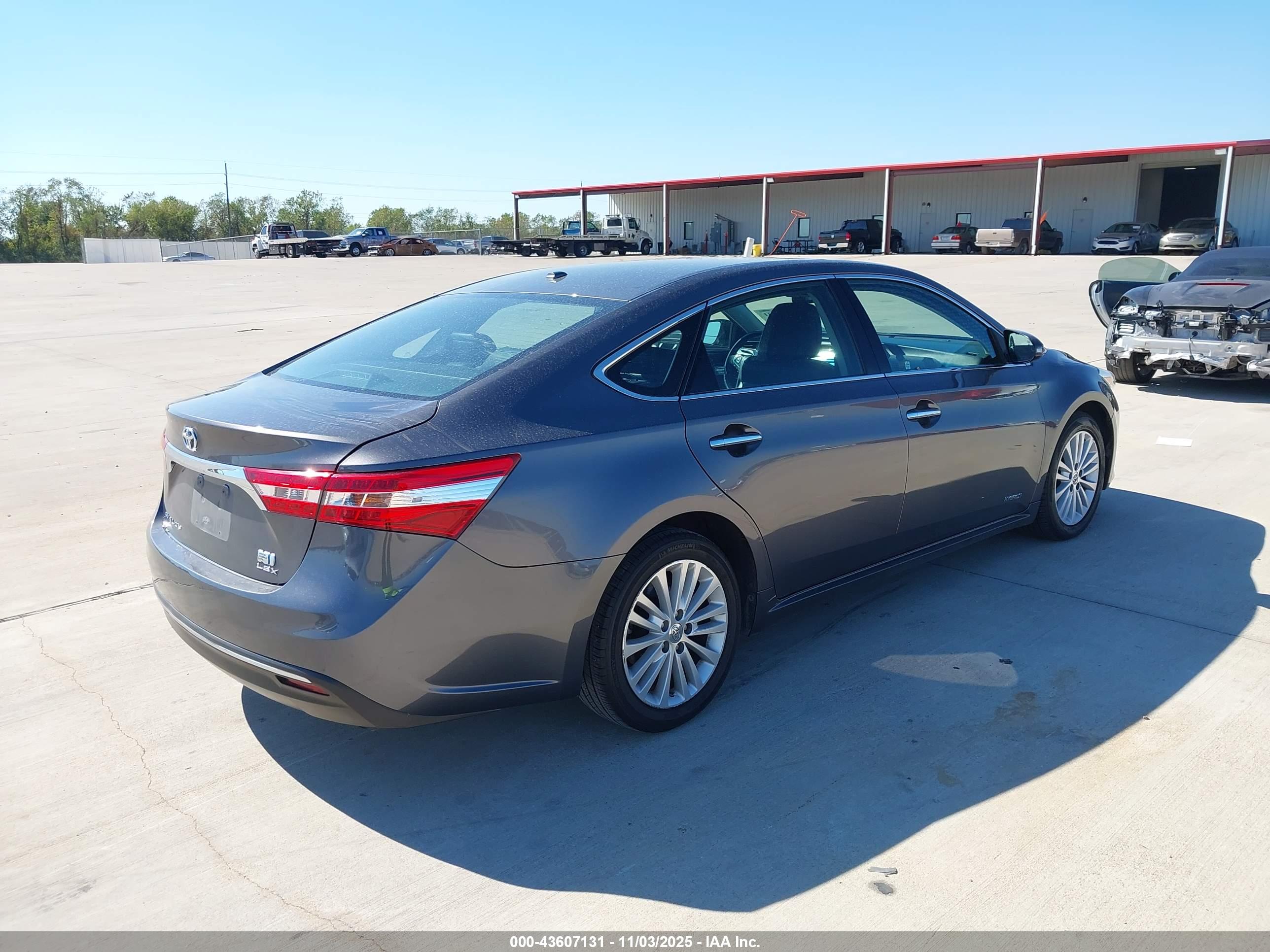 TOYOTA AVALON image 4