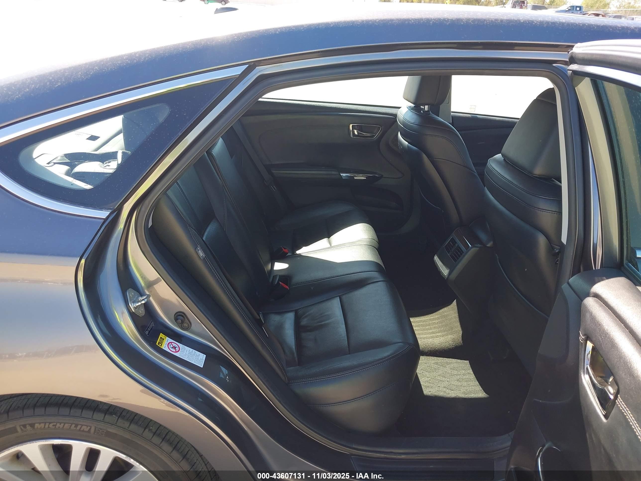 TOYOTA AVALON image 8