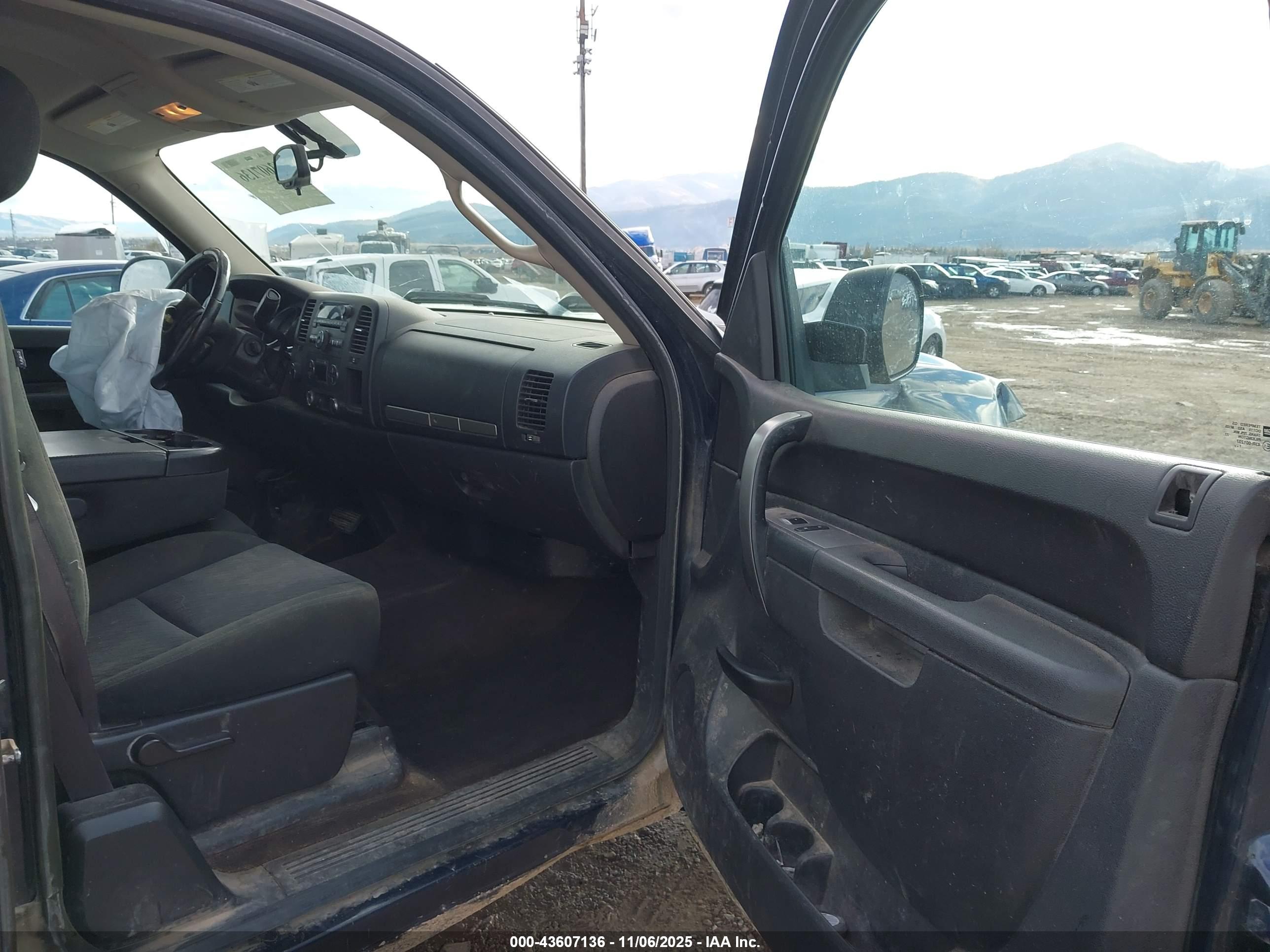 CHEVROLET SILVERADO image 5