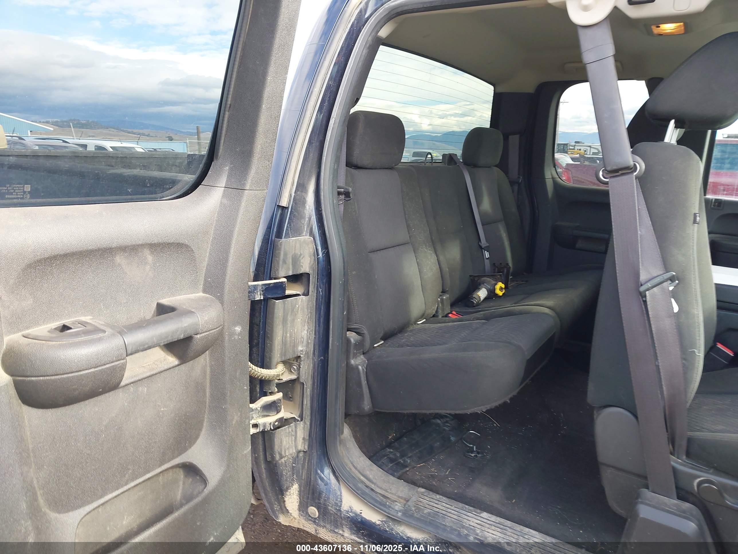 CHEVROLET SILVERADO image 8