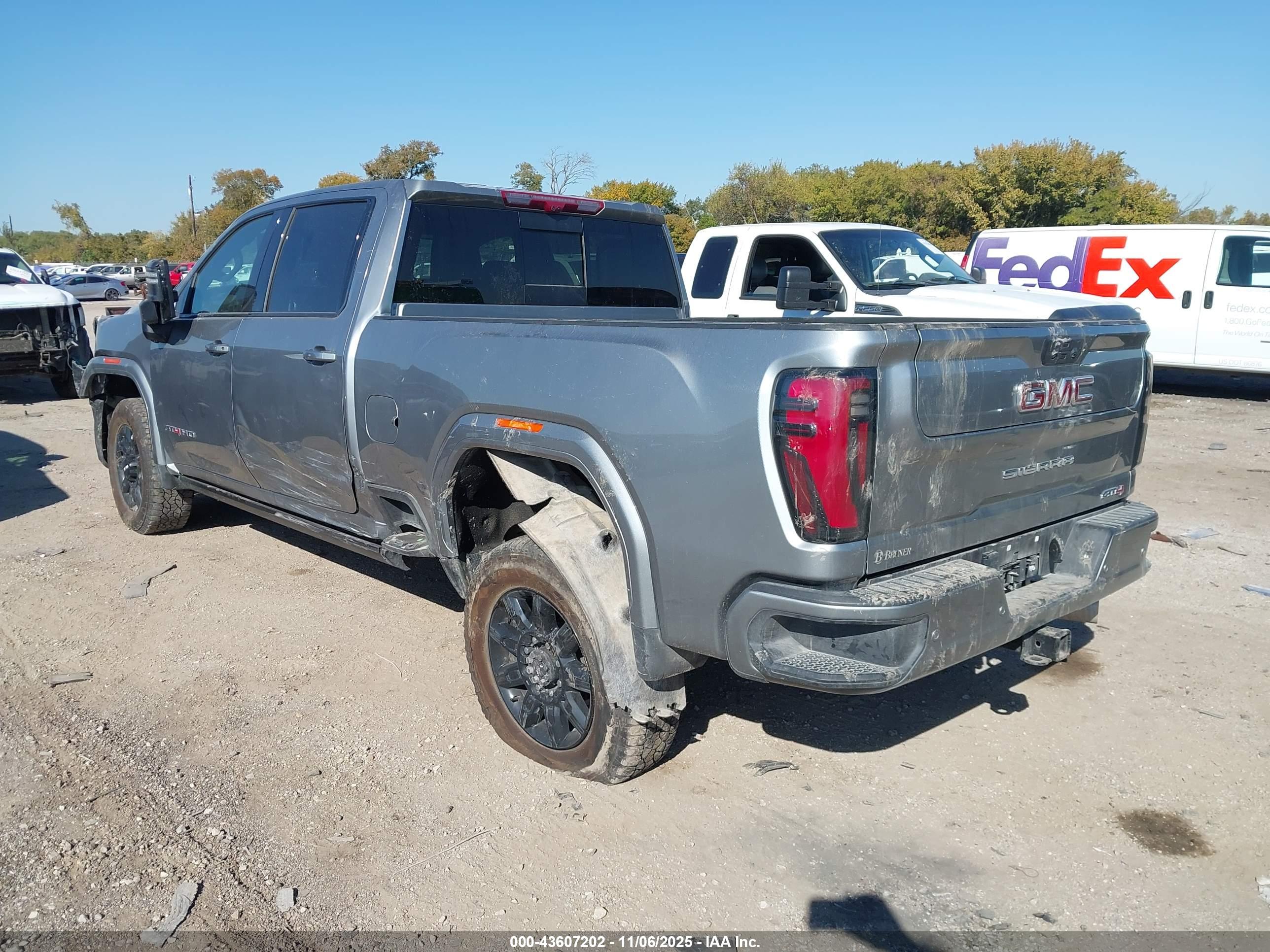 GMC SIERRA image 3