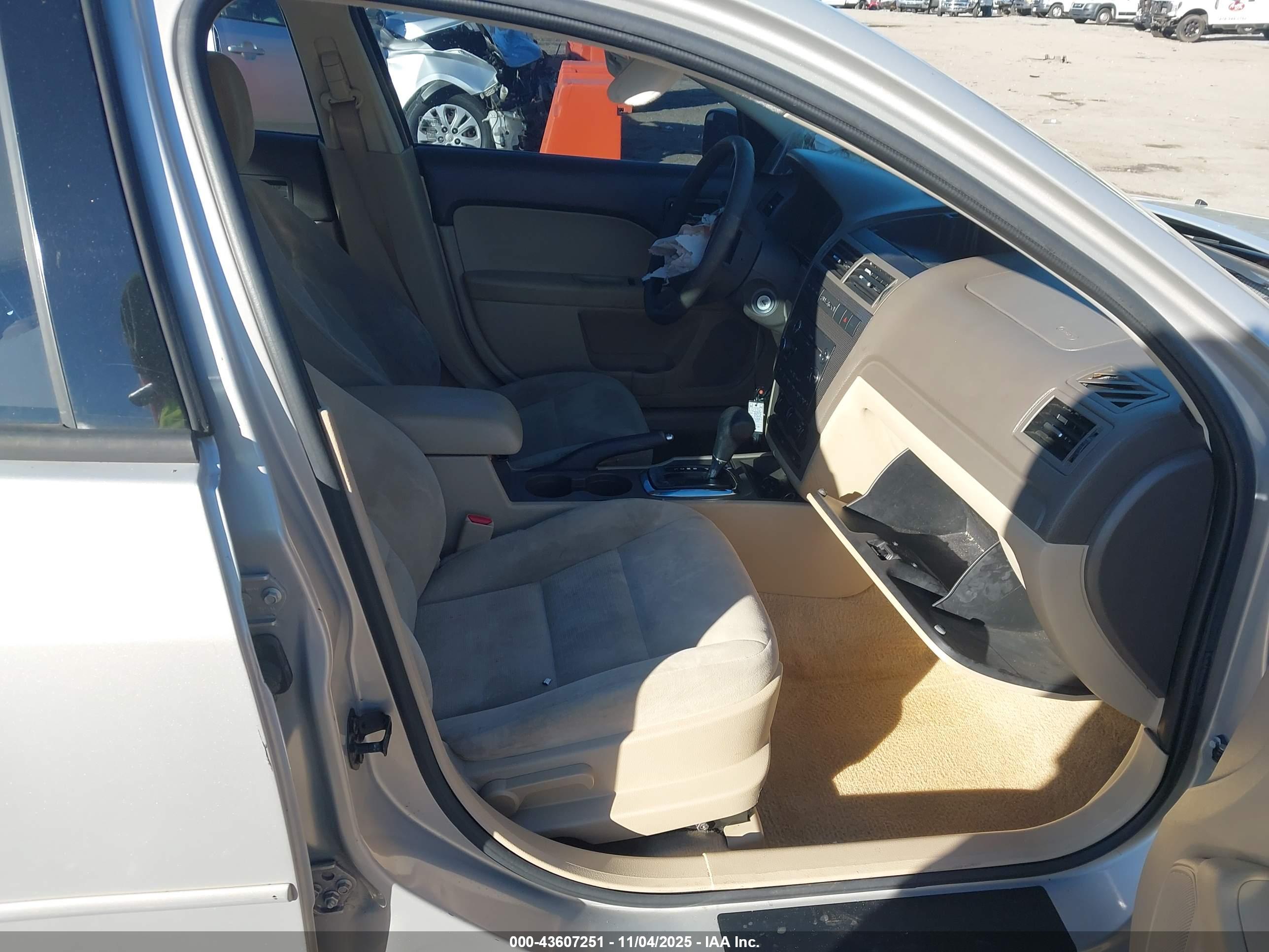 FORD FUSION image 5