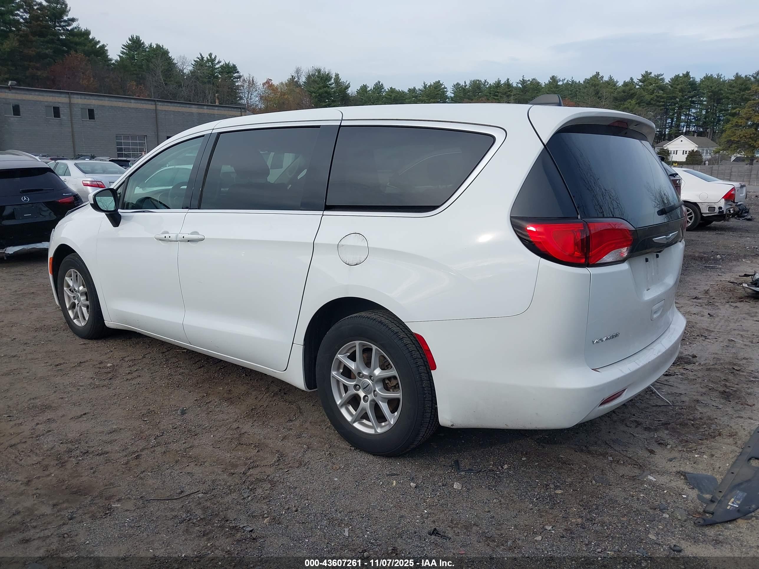 CHRYSLER VOYAGER image 3