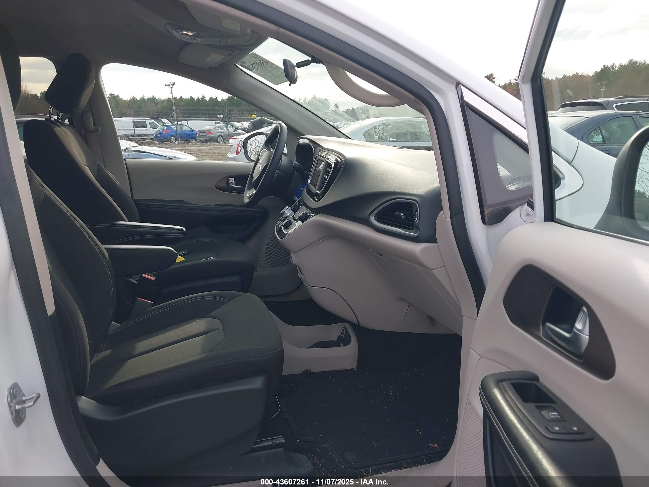 CHRYSLER VOYAGER image 5