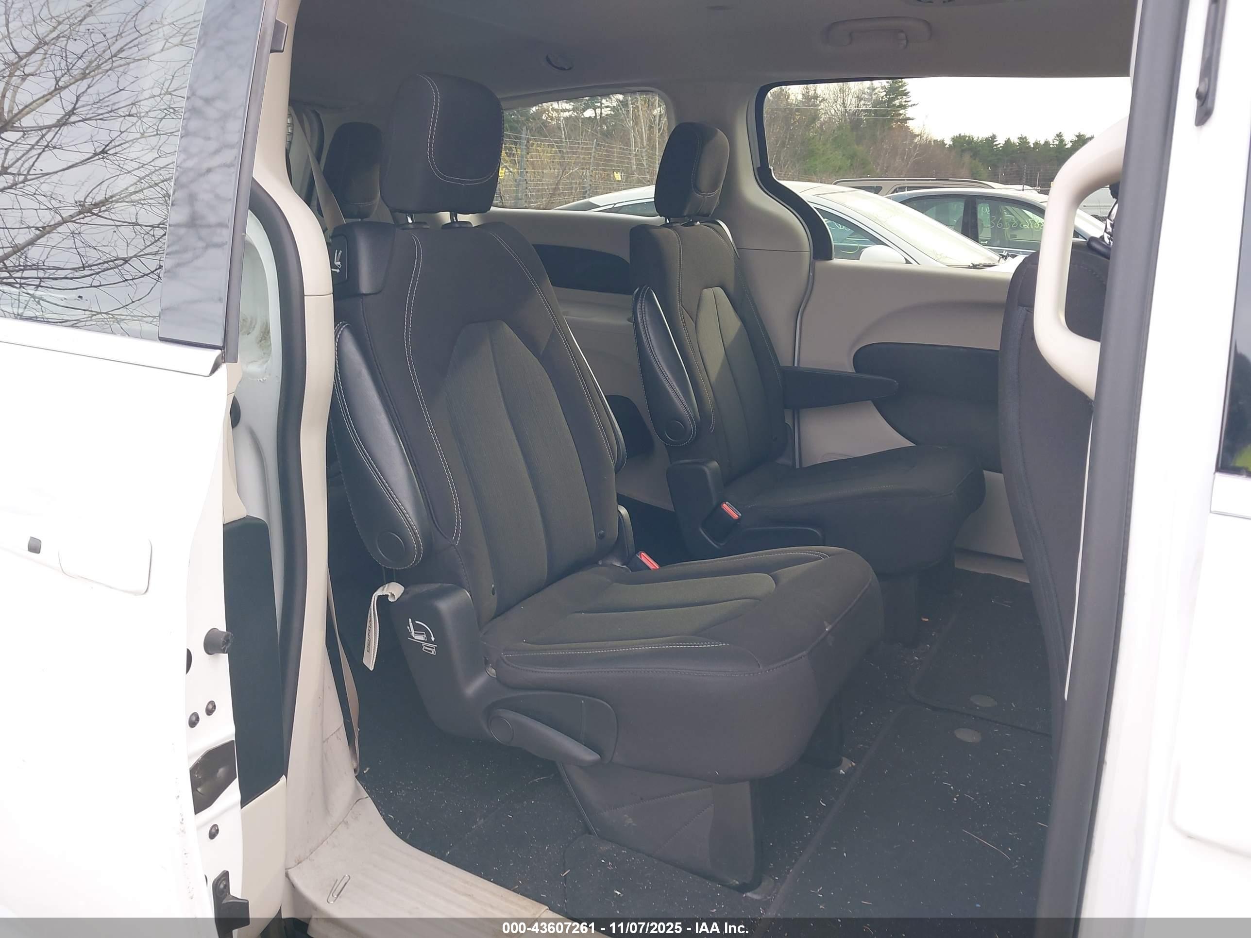 CHRYSLER VOYAGER image 8