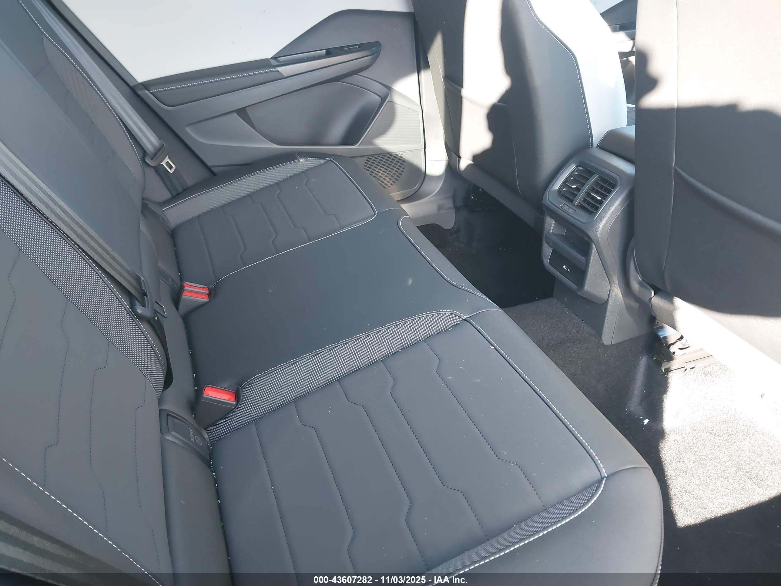 VOLKSWAGEN TAOS image 8