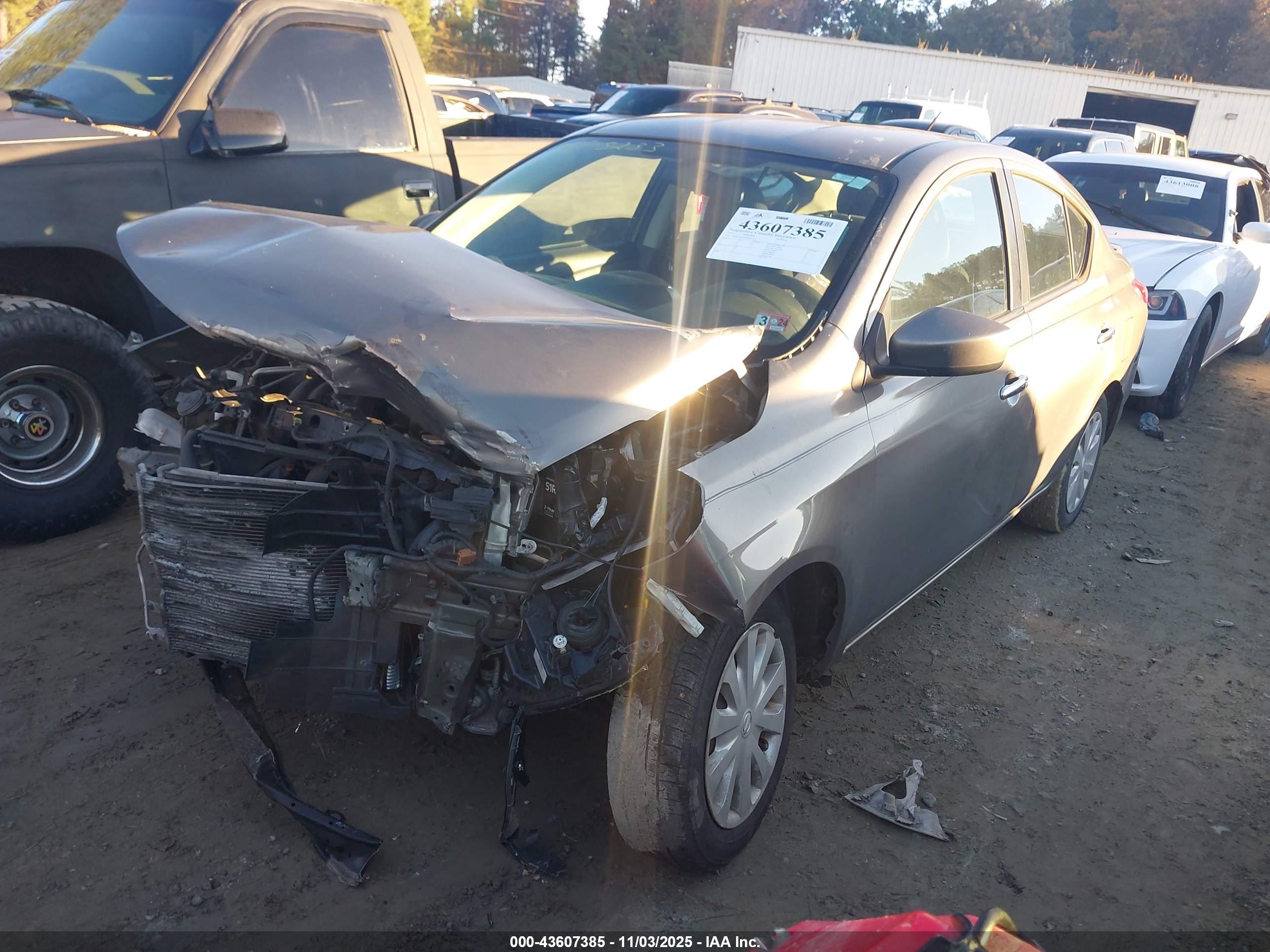 NISSAN VERSA image 2