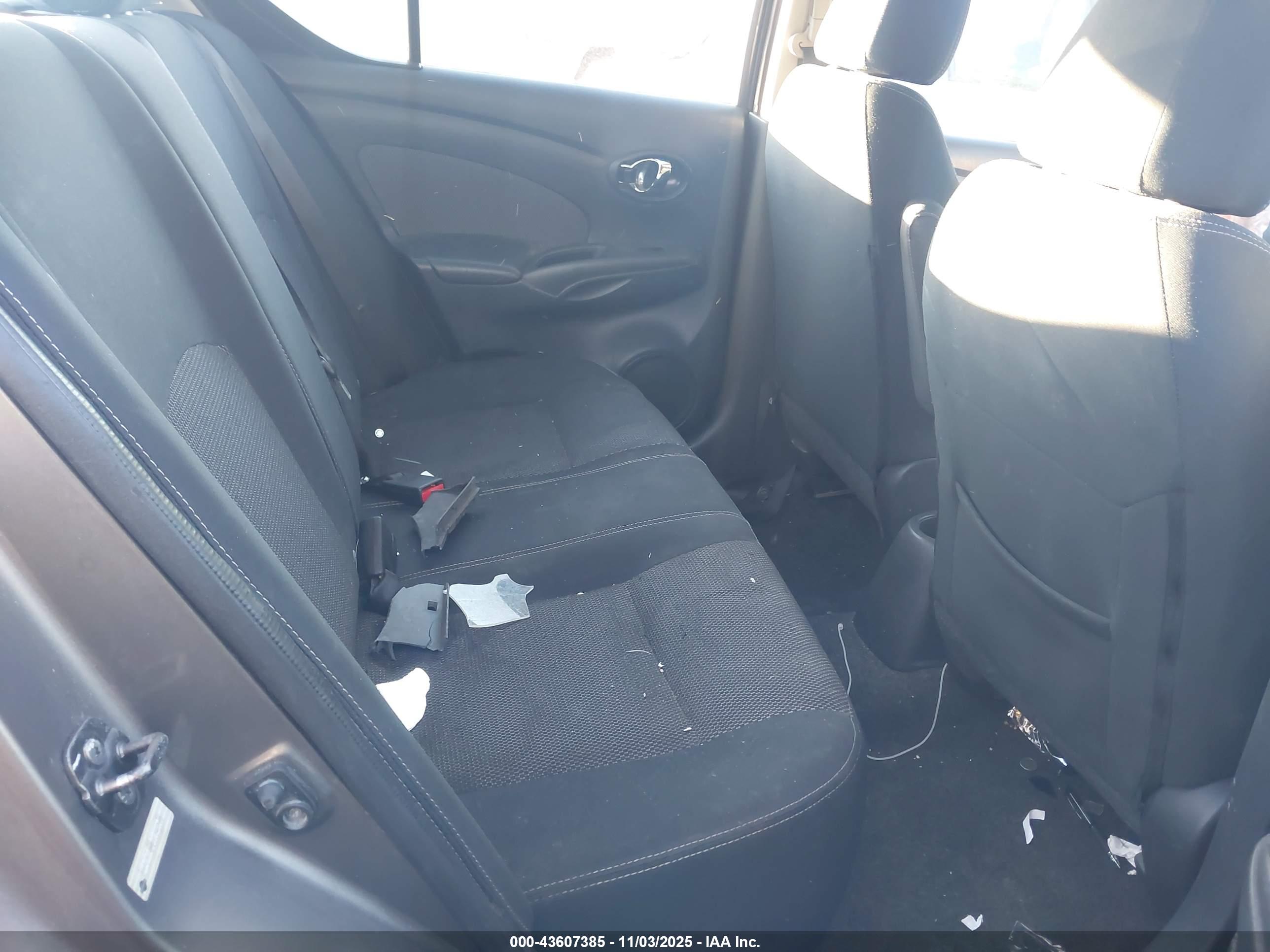 NISSAN VERSA image 8