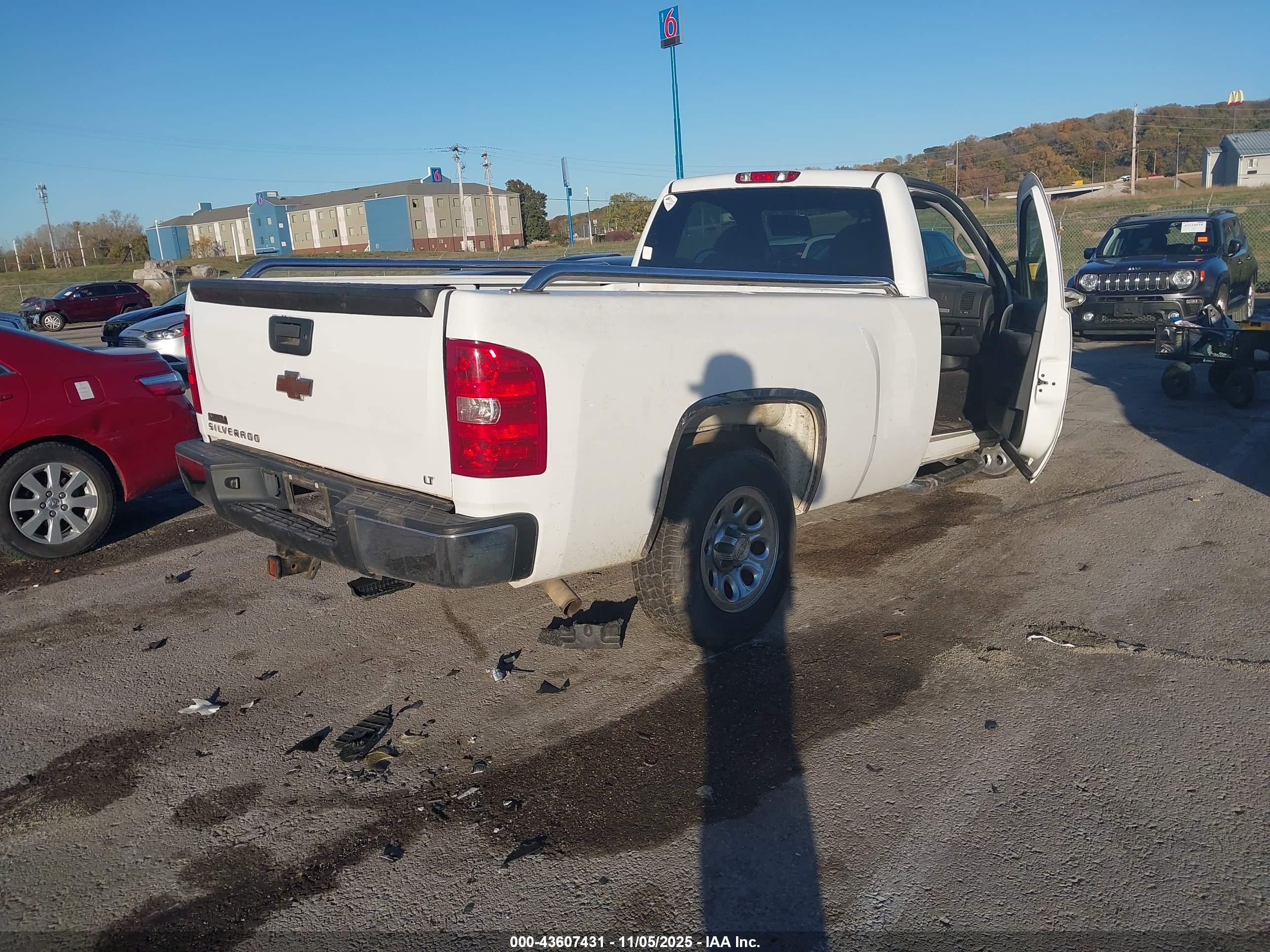 CHEVROLET SILVERADO image 4