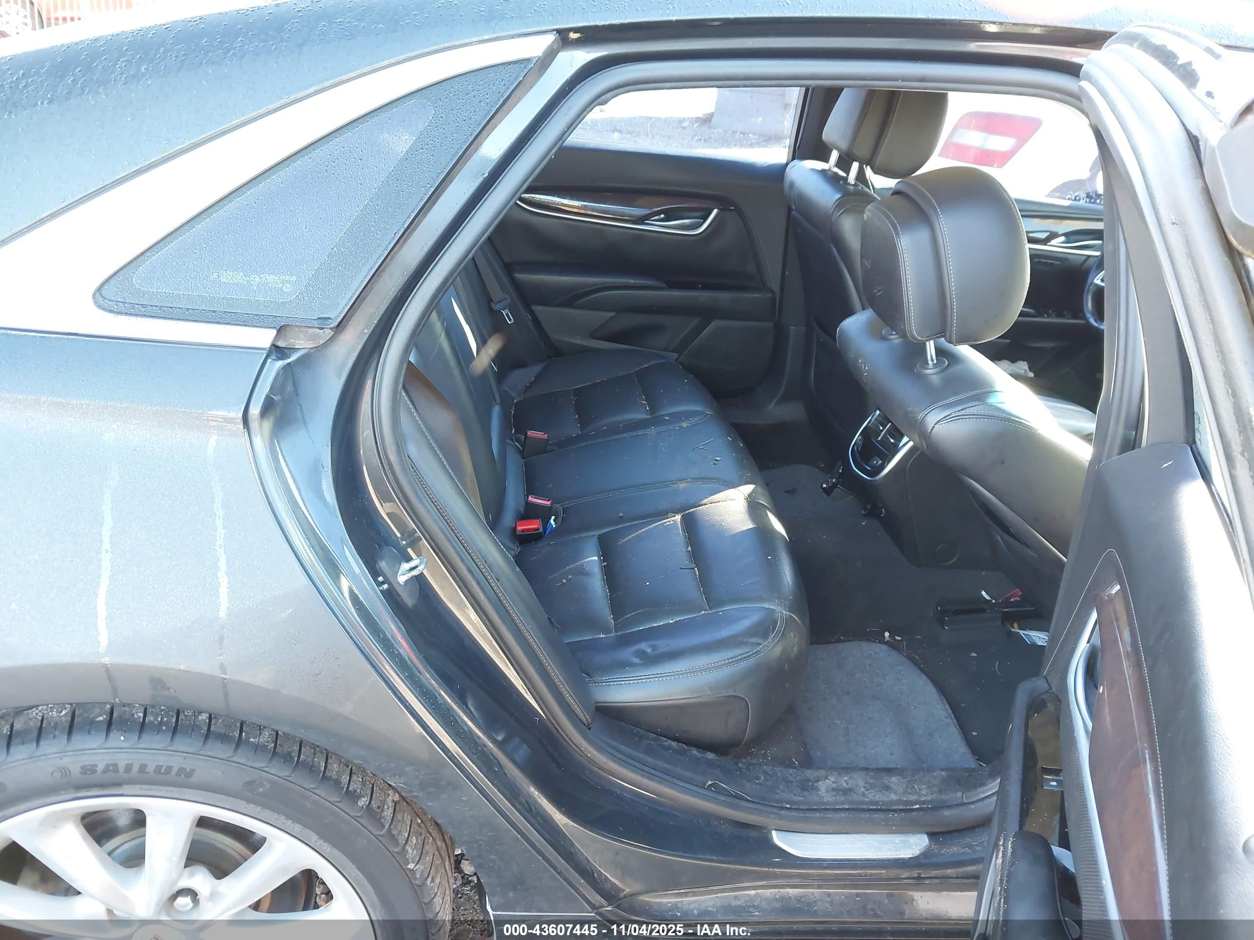 CADILLAC XTS image 8