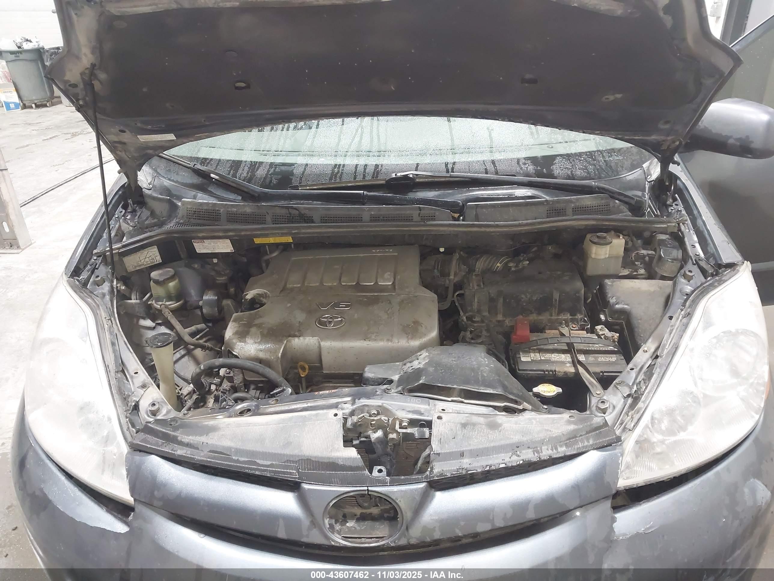 TOYOTA SIENNA image 10
