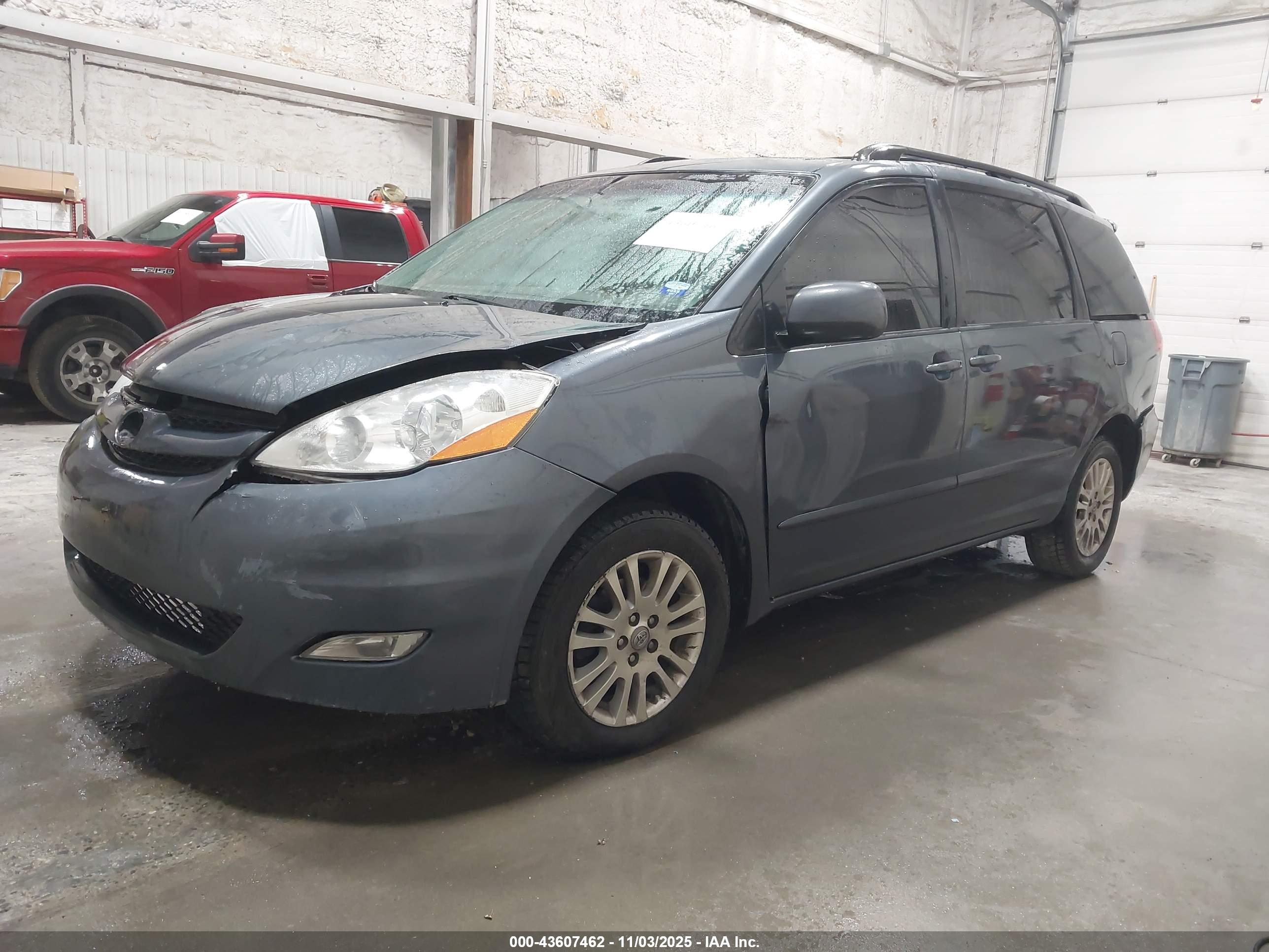 TOYOTA SIENNA image 2