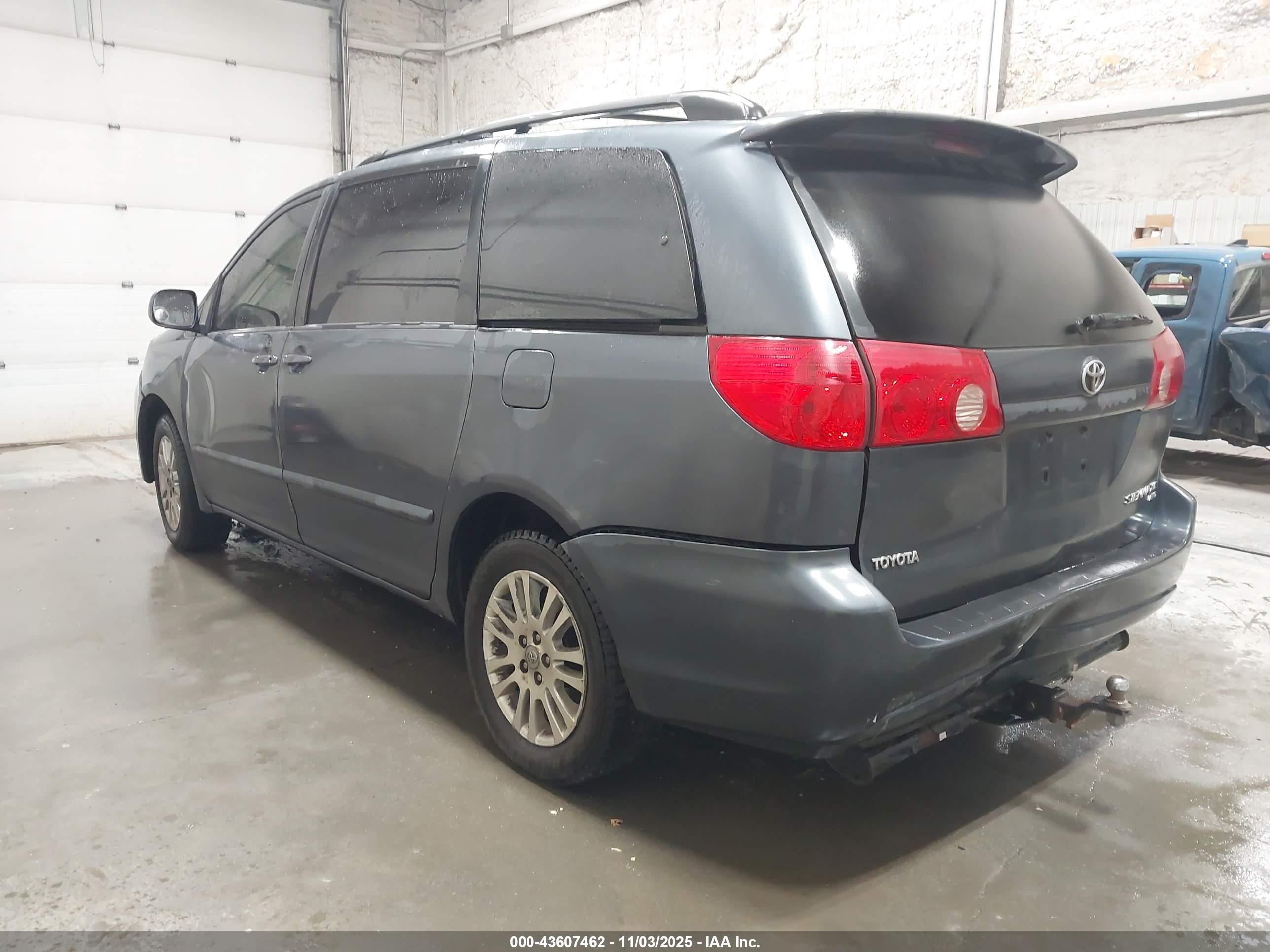 TOYOTA SIENNA image 3
