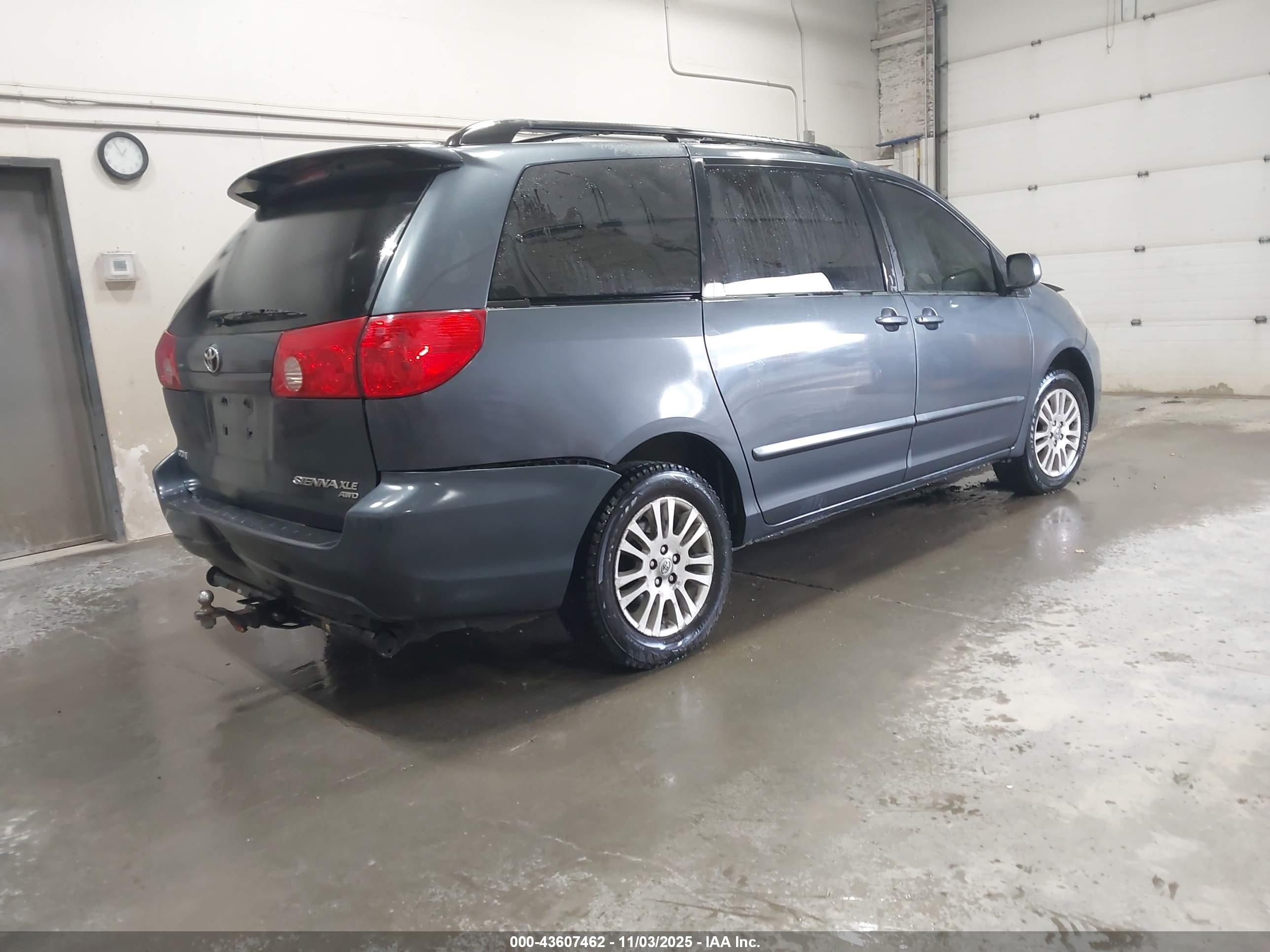 TOYOTA SIENNA image 4