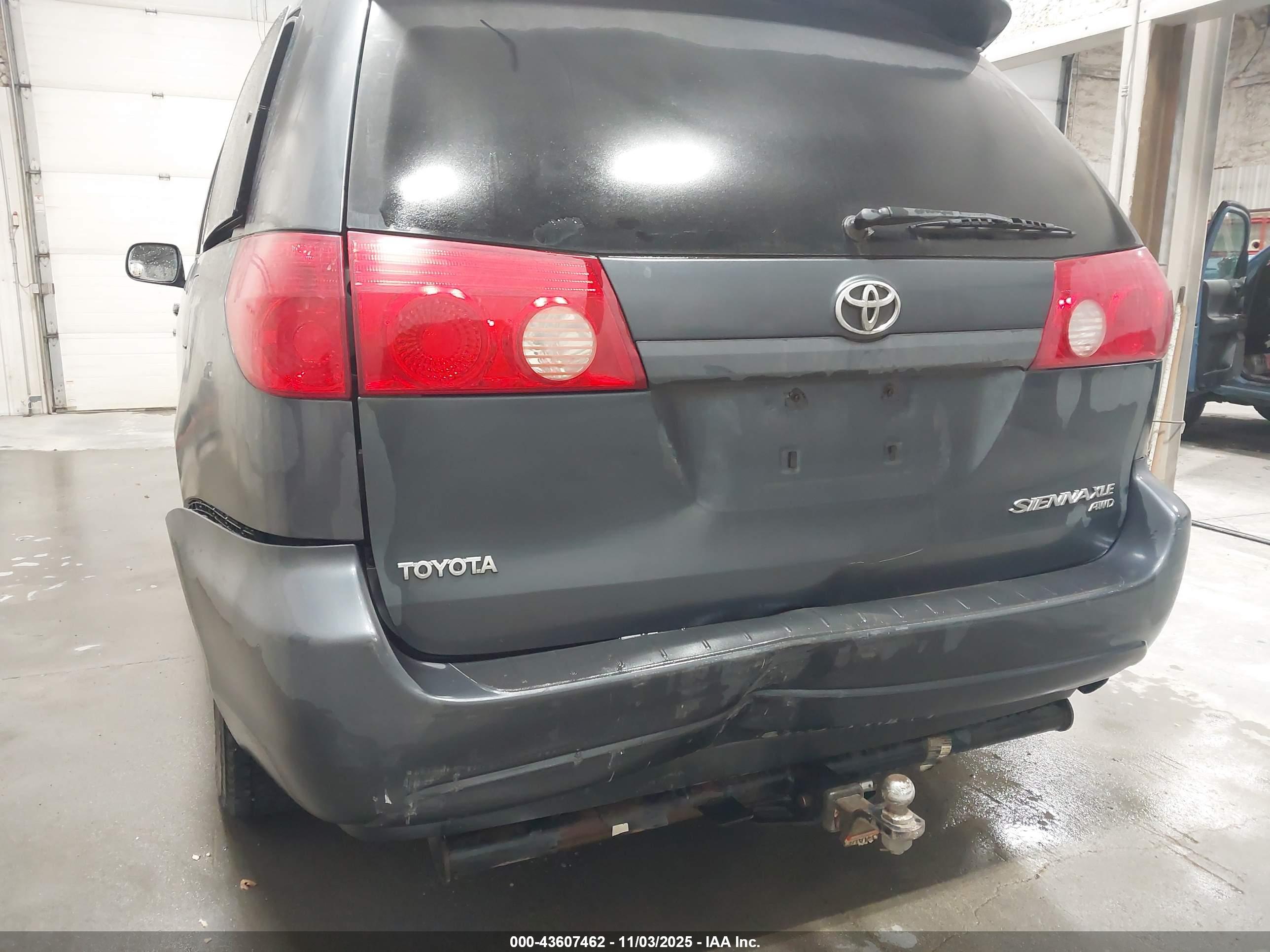 TOYOTA SIENNA image 6