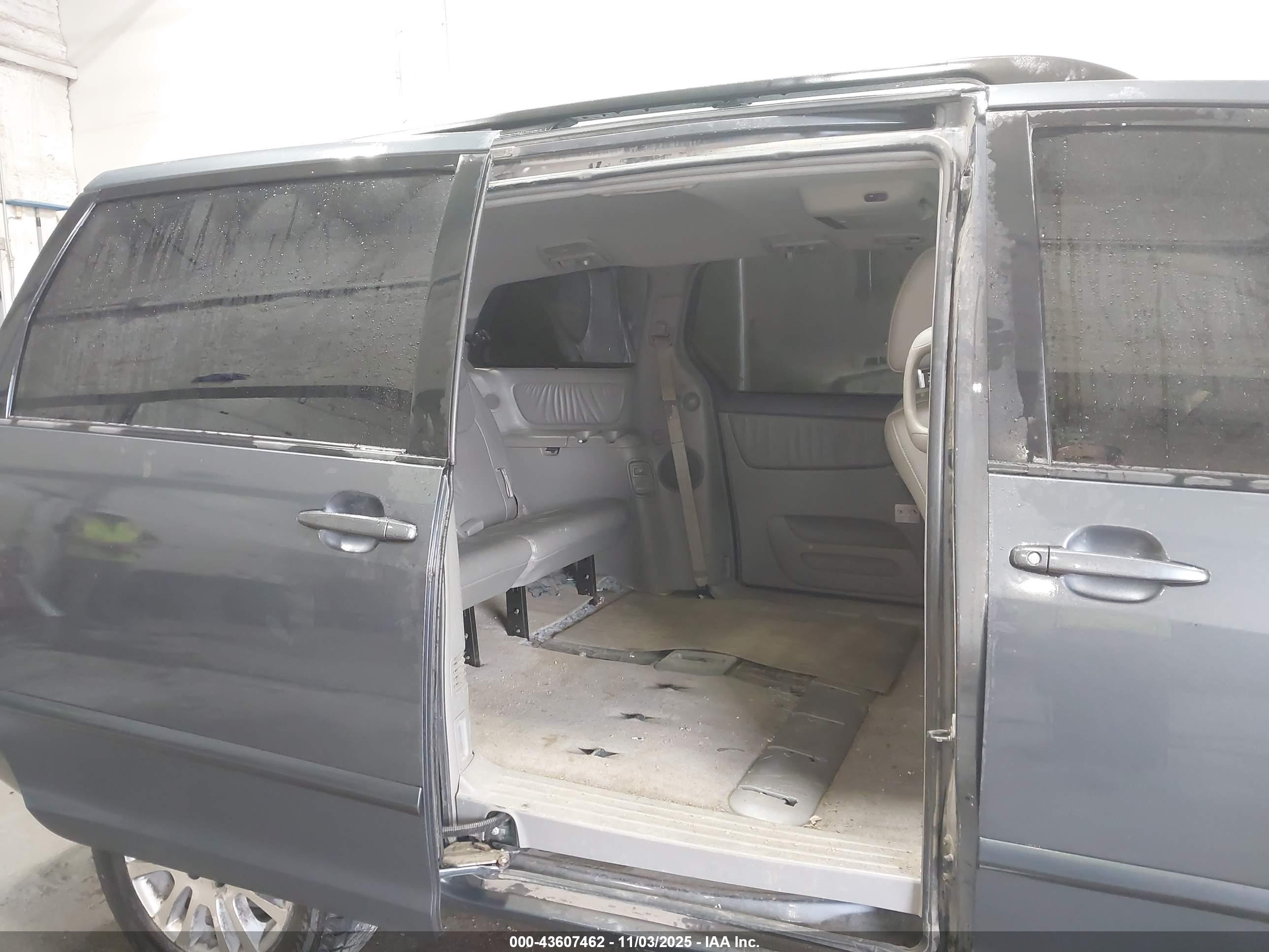 TOYOTA SIENNA image 8