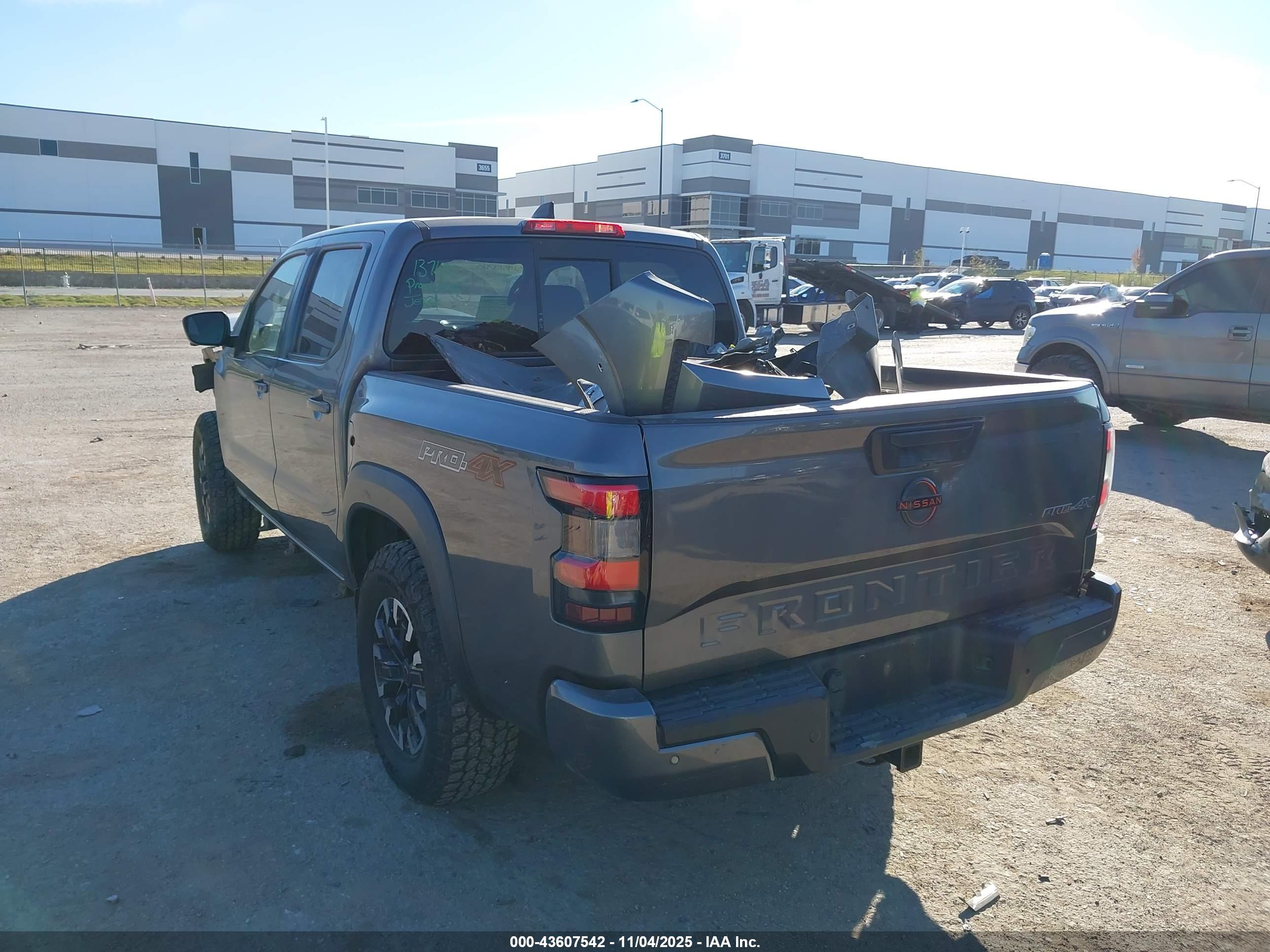 NISSAN FRONTIER image 3
