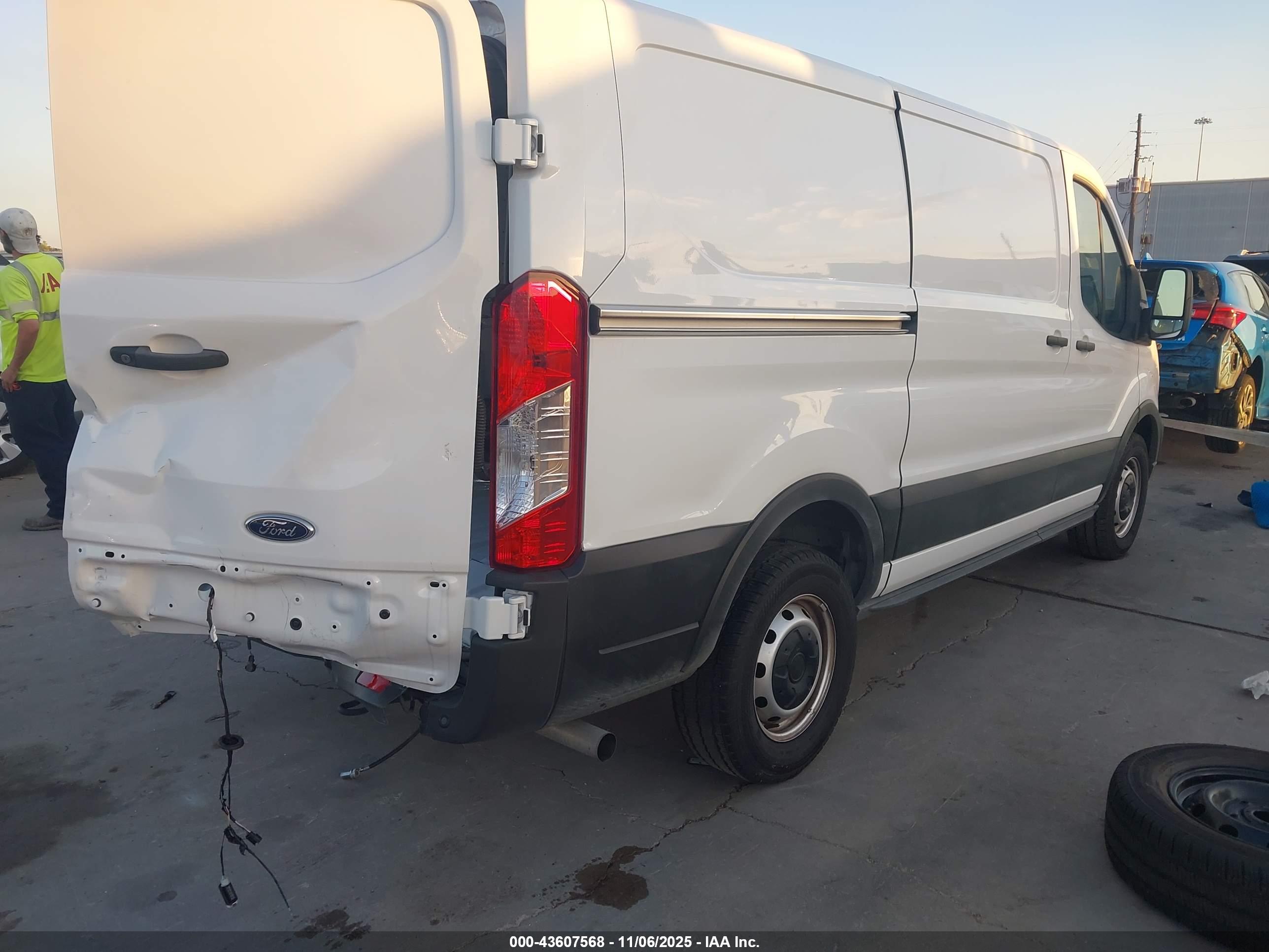 FORD TRANSIT-150 image 4