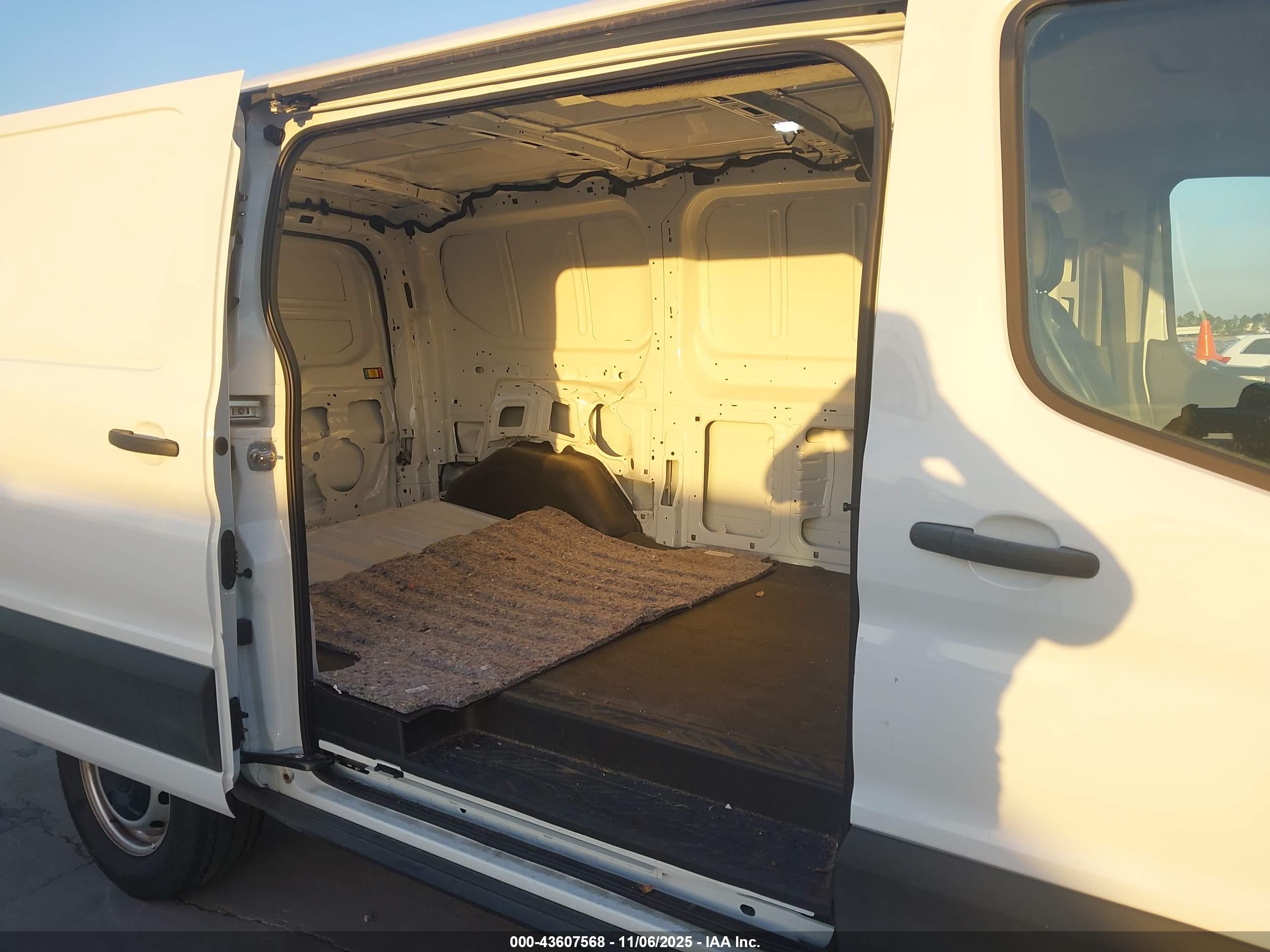 FORD TRANSIT-150 image 8