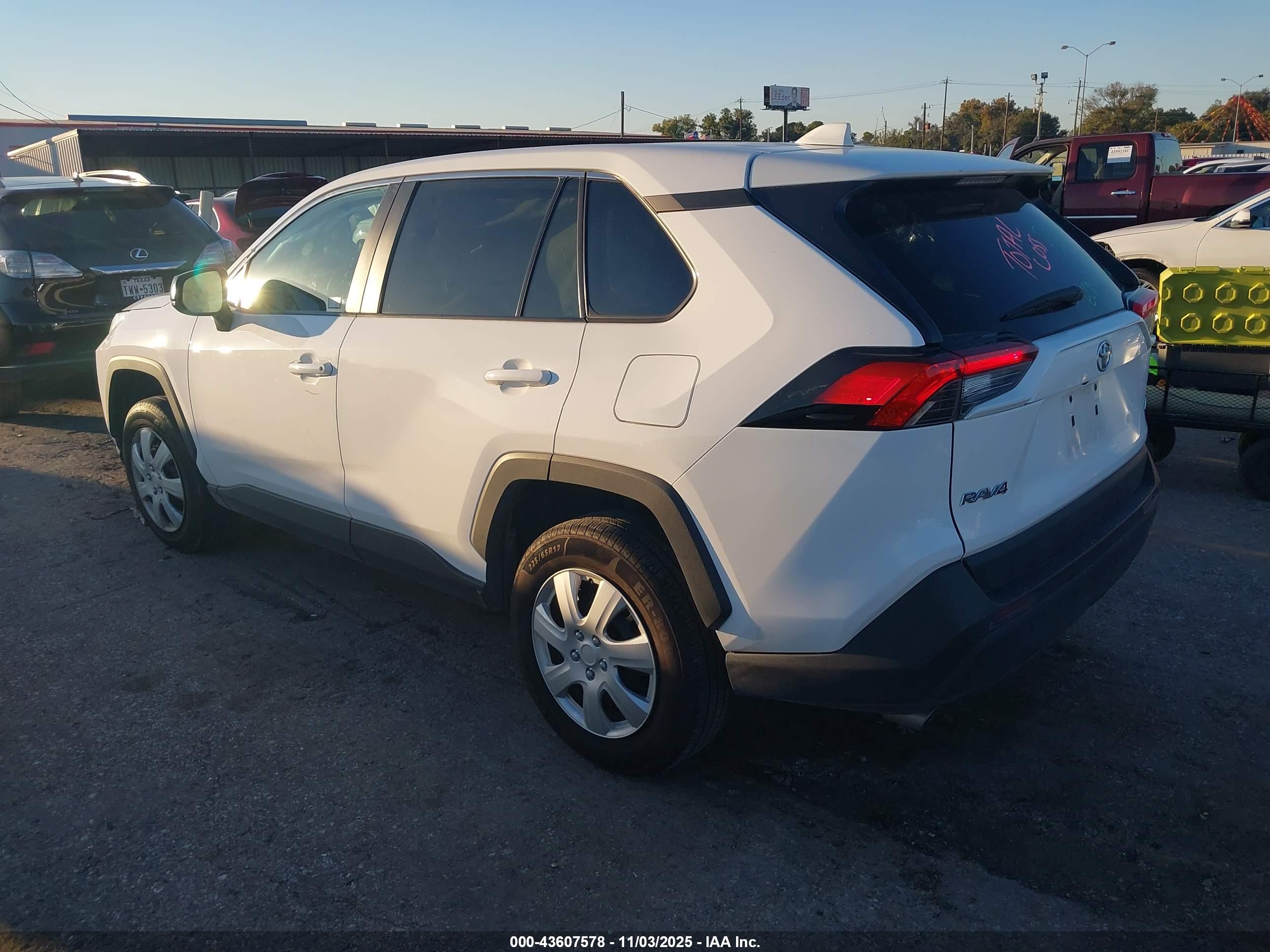 TOYOTA RAV4 image 3