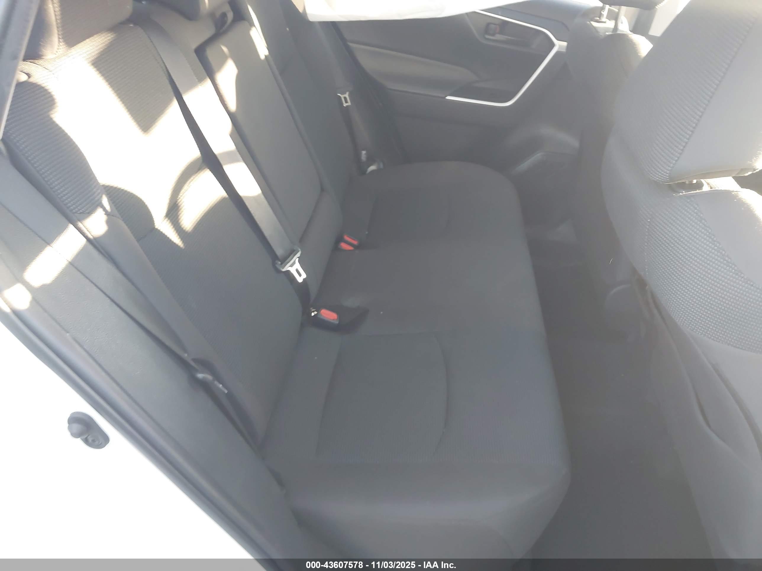 TOYOTA RAV4 image 8