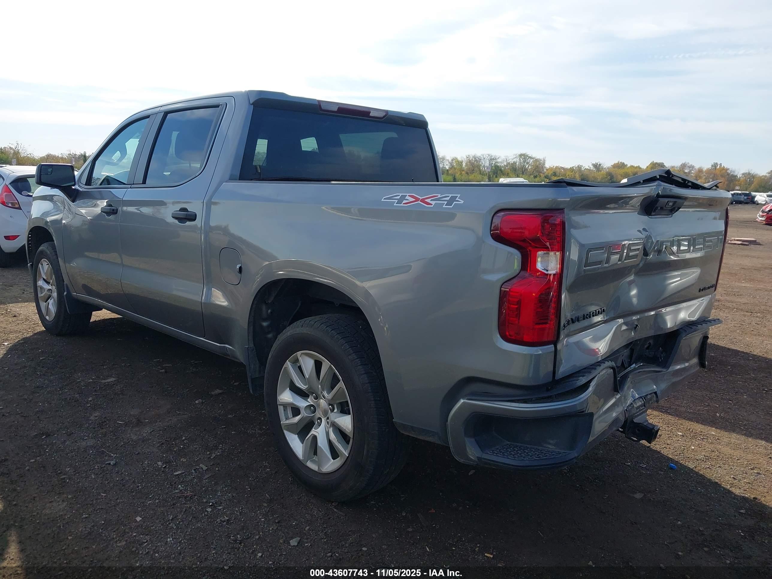 CHEVROLET SILVERADO image 3