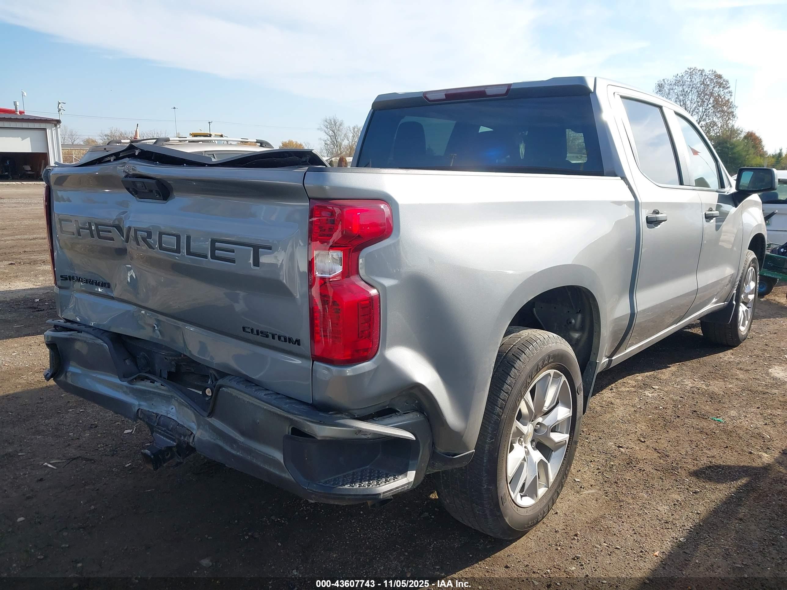 CHEVROLET SILVERADO image 4