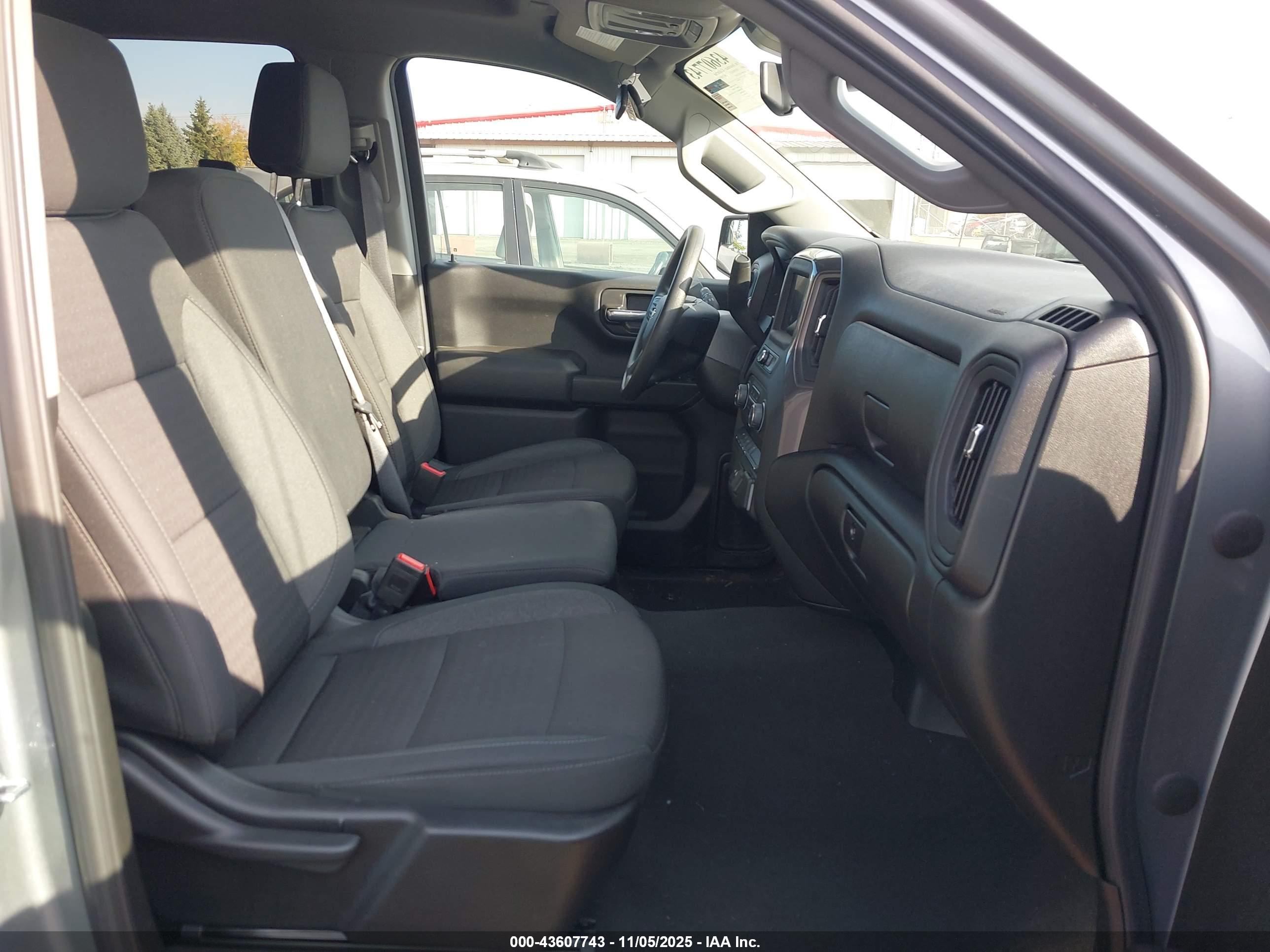 CHEVROLET SILVERADO image 5